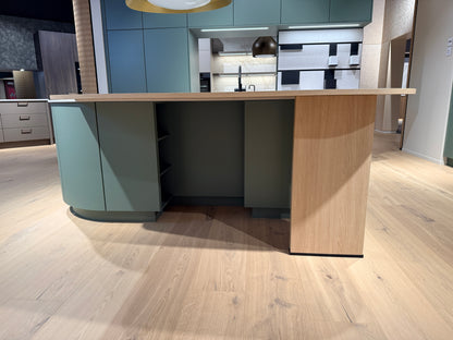05105 - Schüller eilandkeuken met organische eettafel