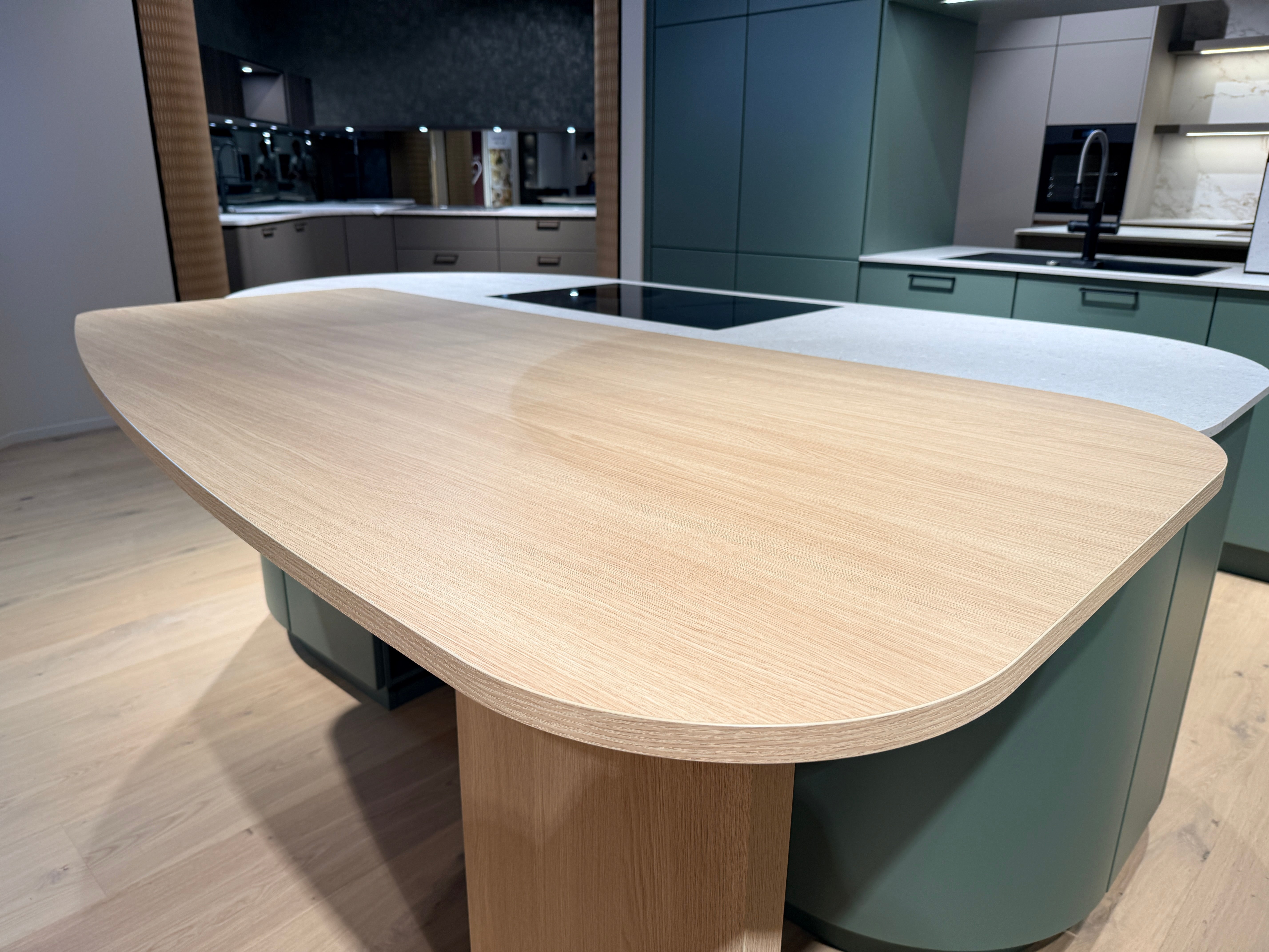 05105 - Schüller eilandkeuken met organische eettafel