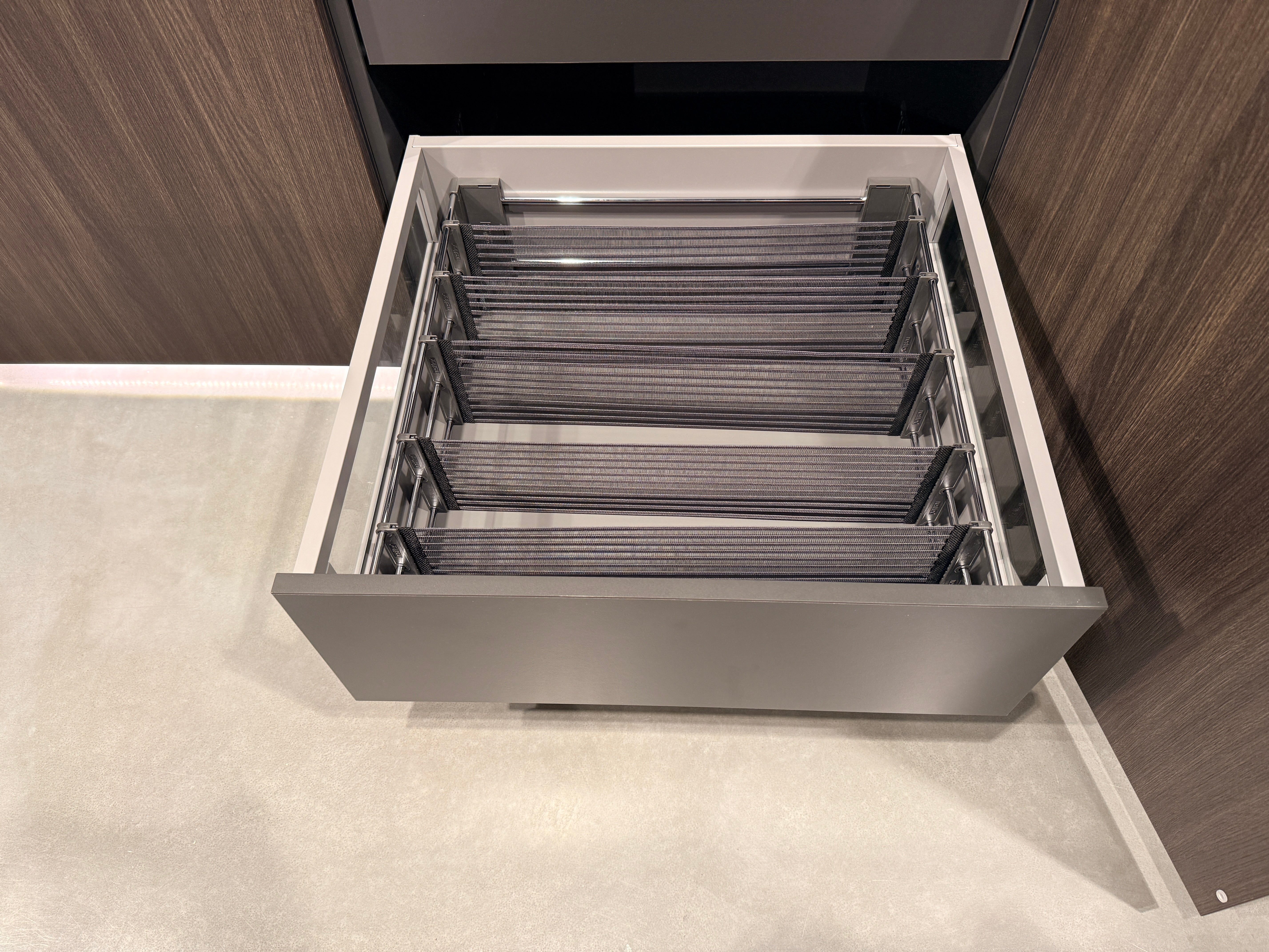 05107 - Schüller eilandkeuken met geïntengreerde tafel