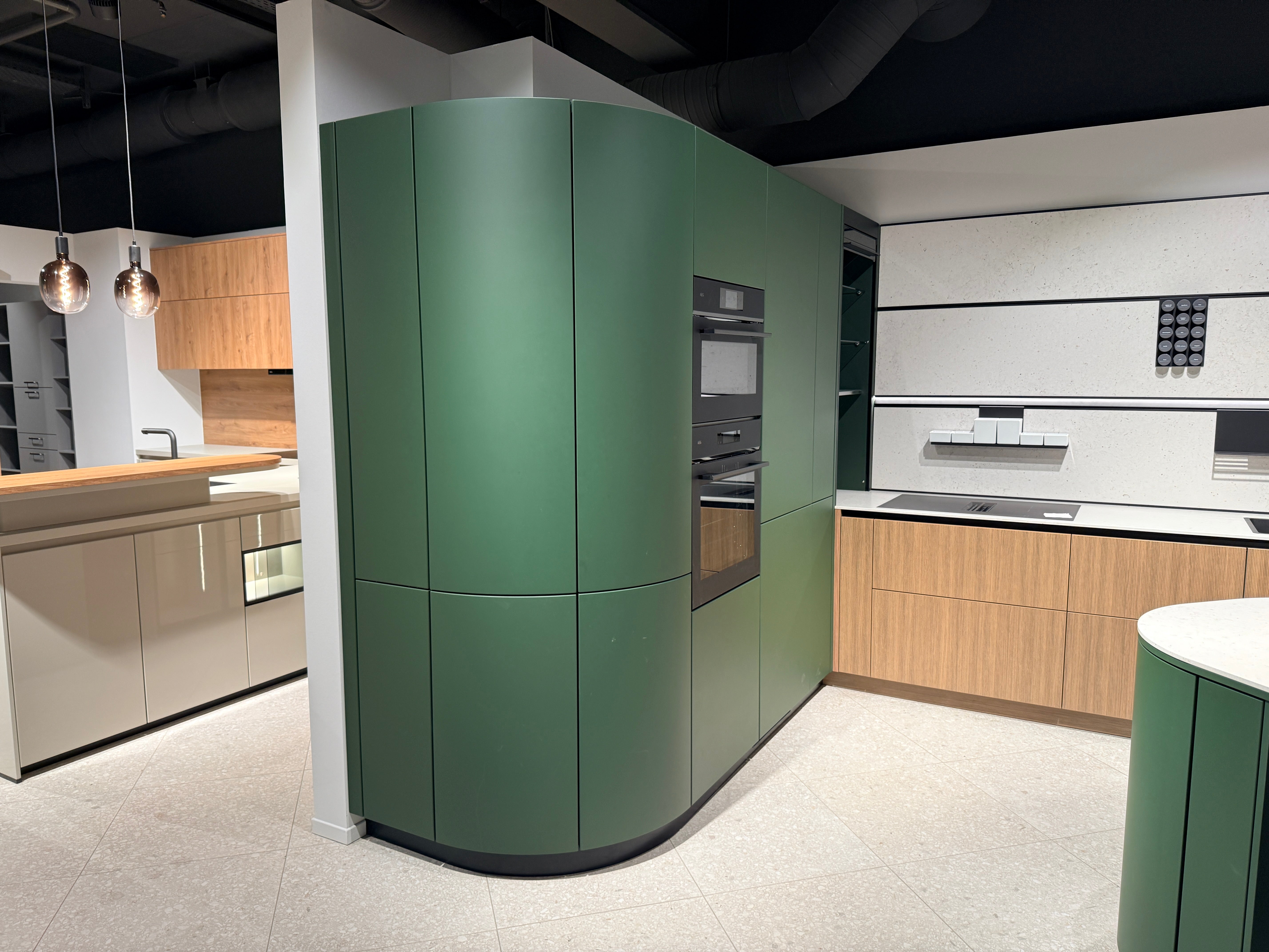 05109 - Schüller keuken met organische kastenwand