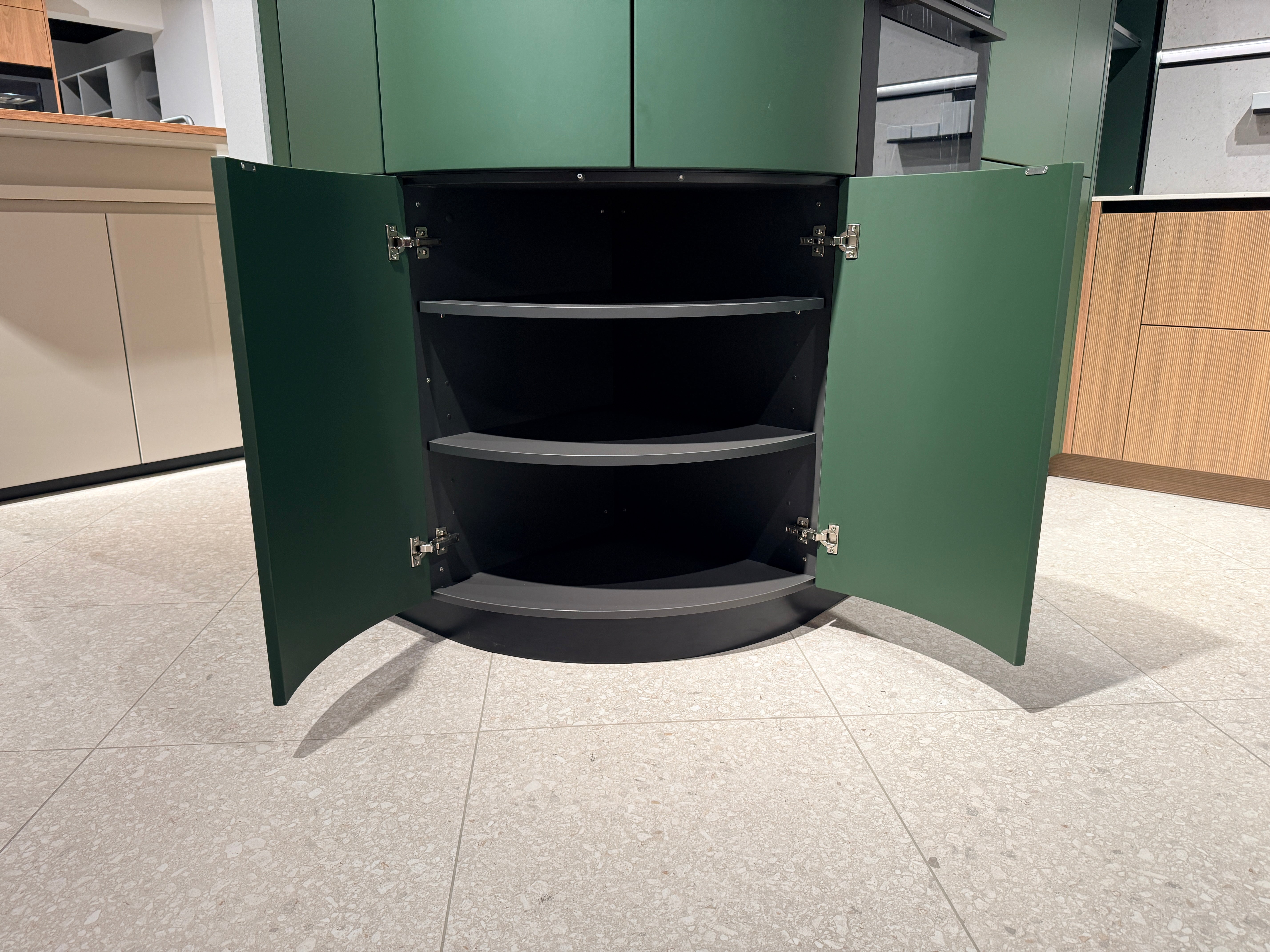 05109 - Schüller keuken met organische kastenwand