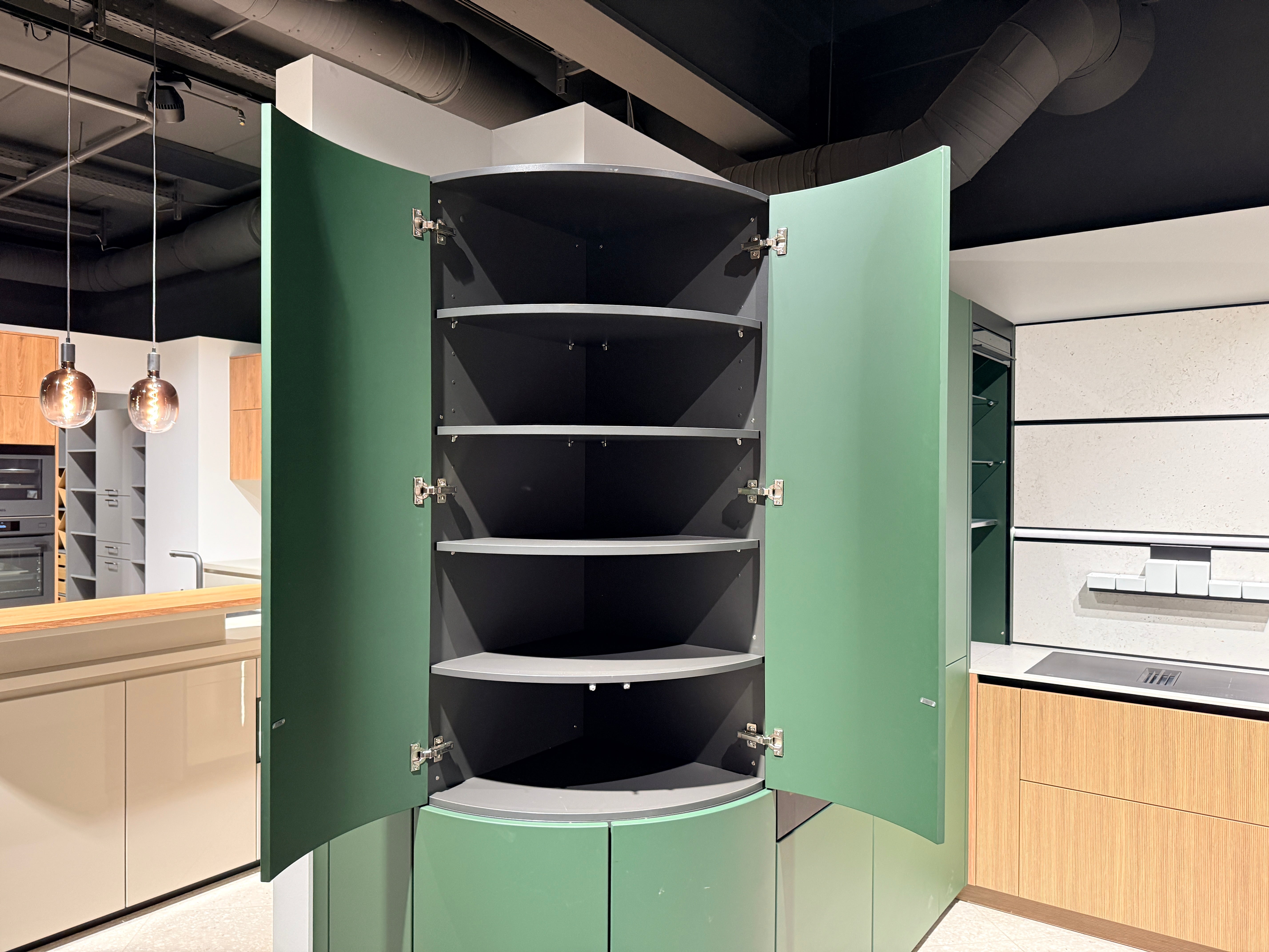 05109 - Schüller keuken met organische kastenwand