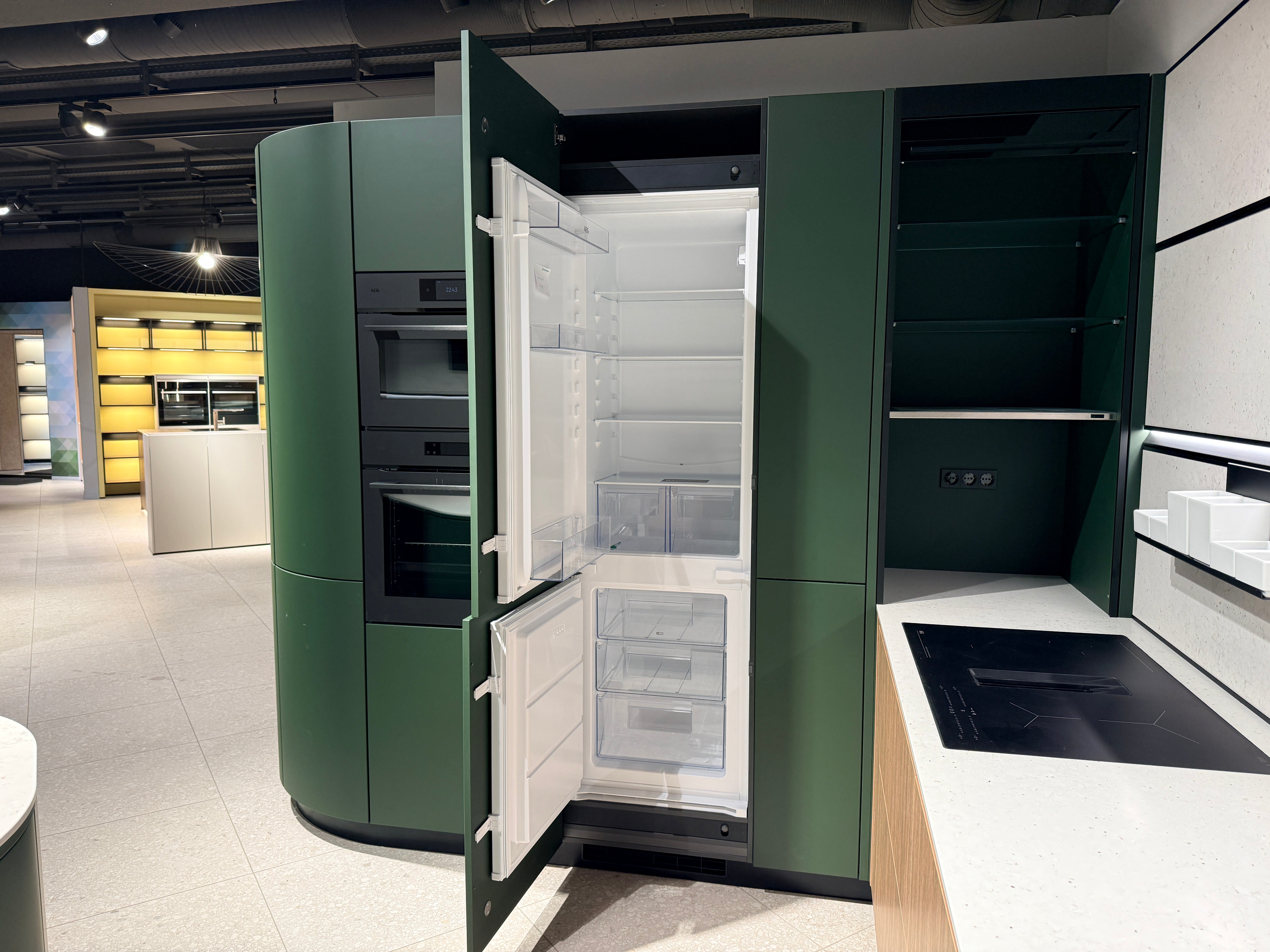 05109 - Schüller keuken met organische kastenwand