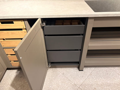 05091 - Schüller landelijke eilandkeuken met kastenwand