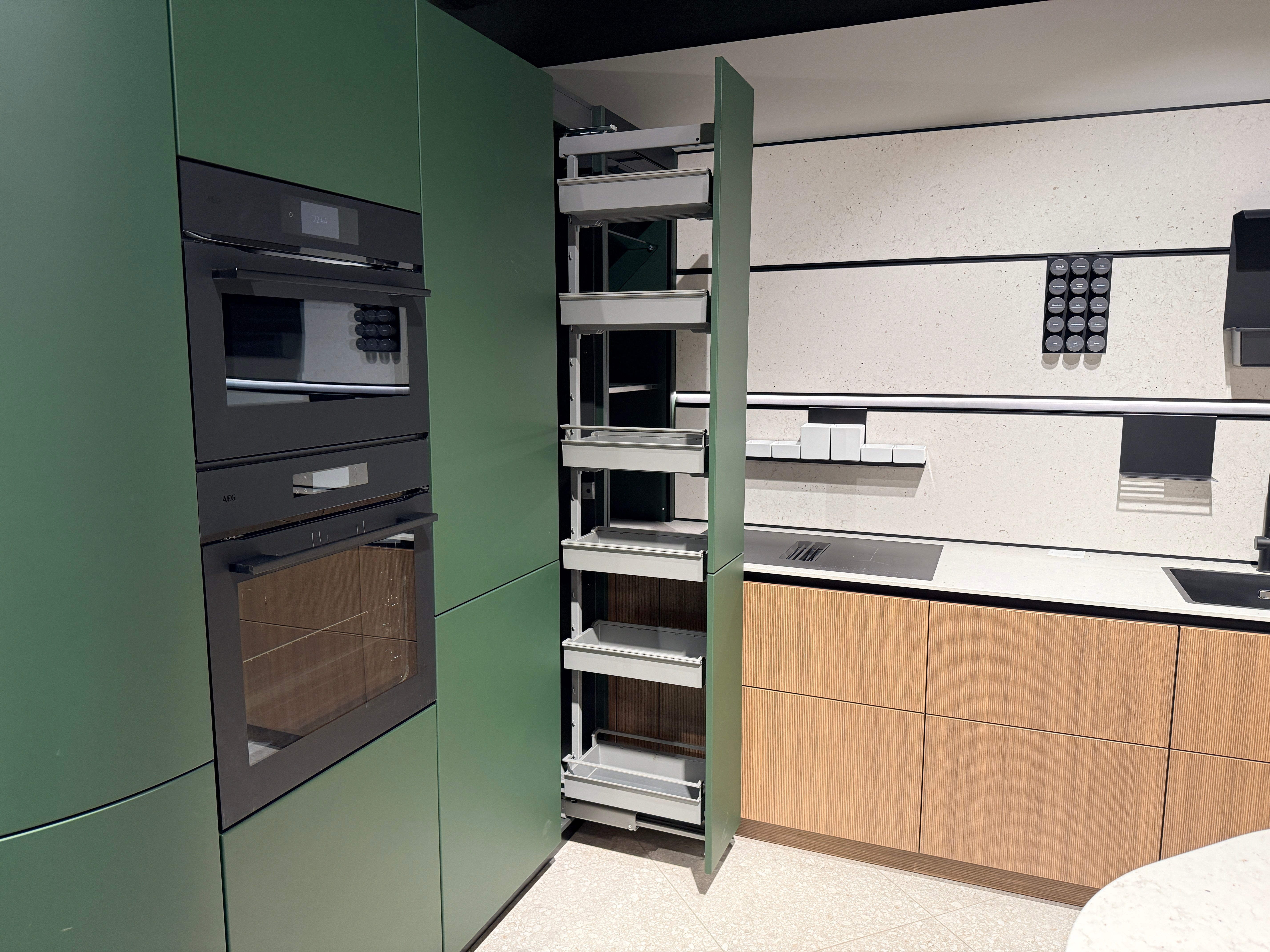 05109 - Schüller keuken met organische kastenwand