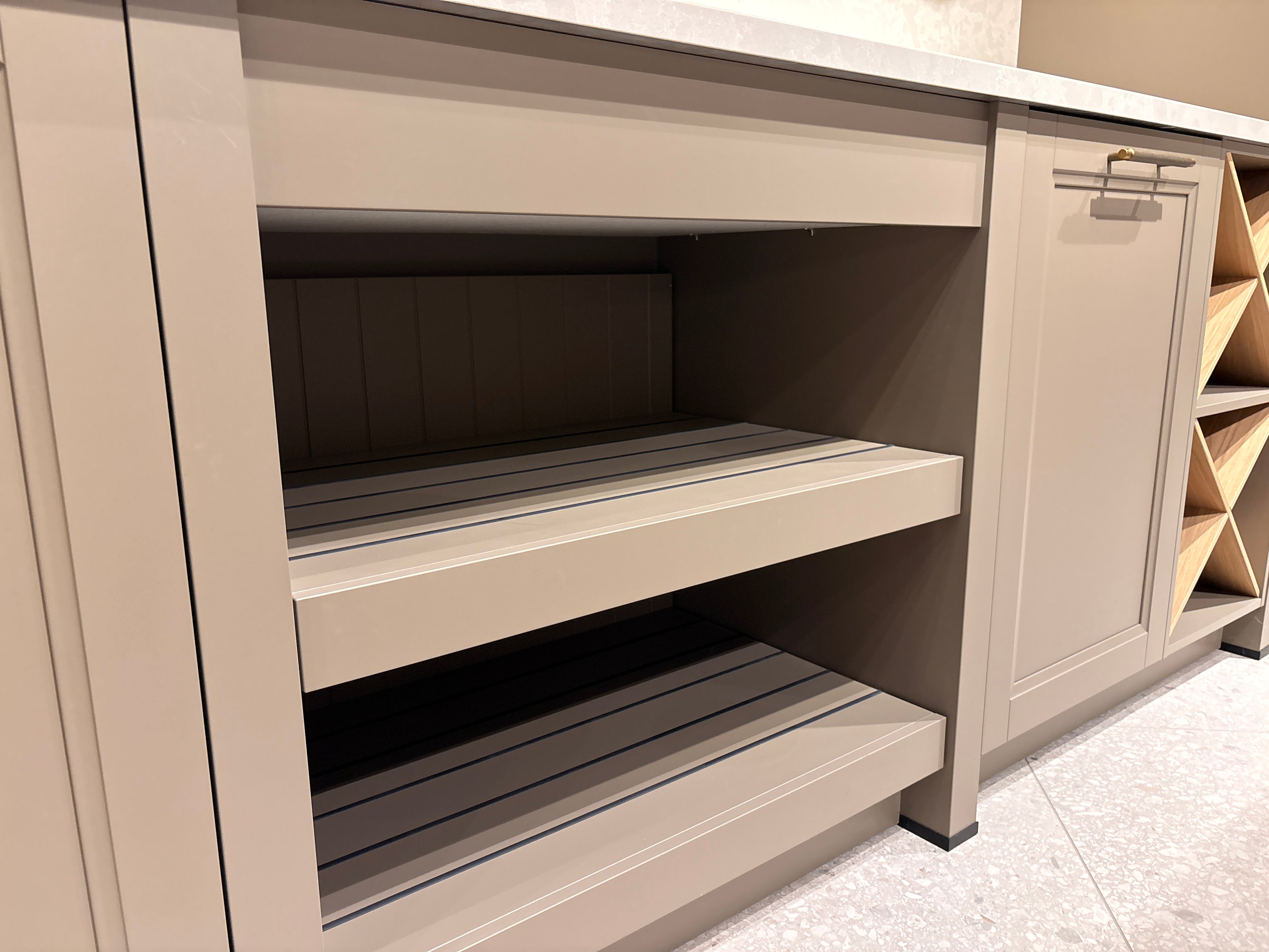 05091 - Schüller landelijke eilandkeuken met kastenwand