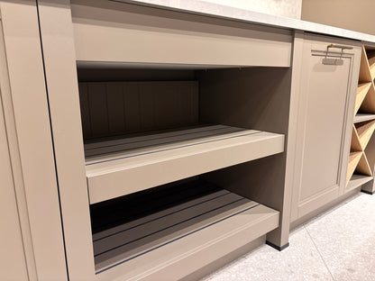 05091 - Schüller landelijke eilandkeuken met kastenwand