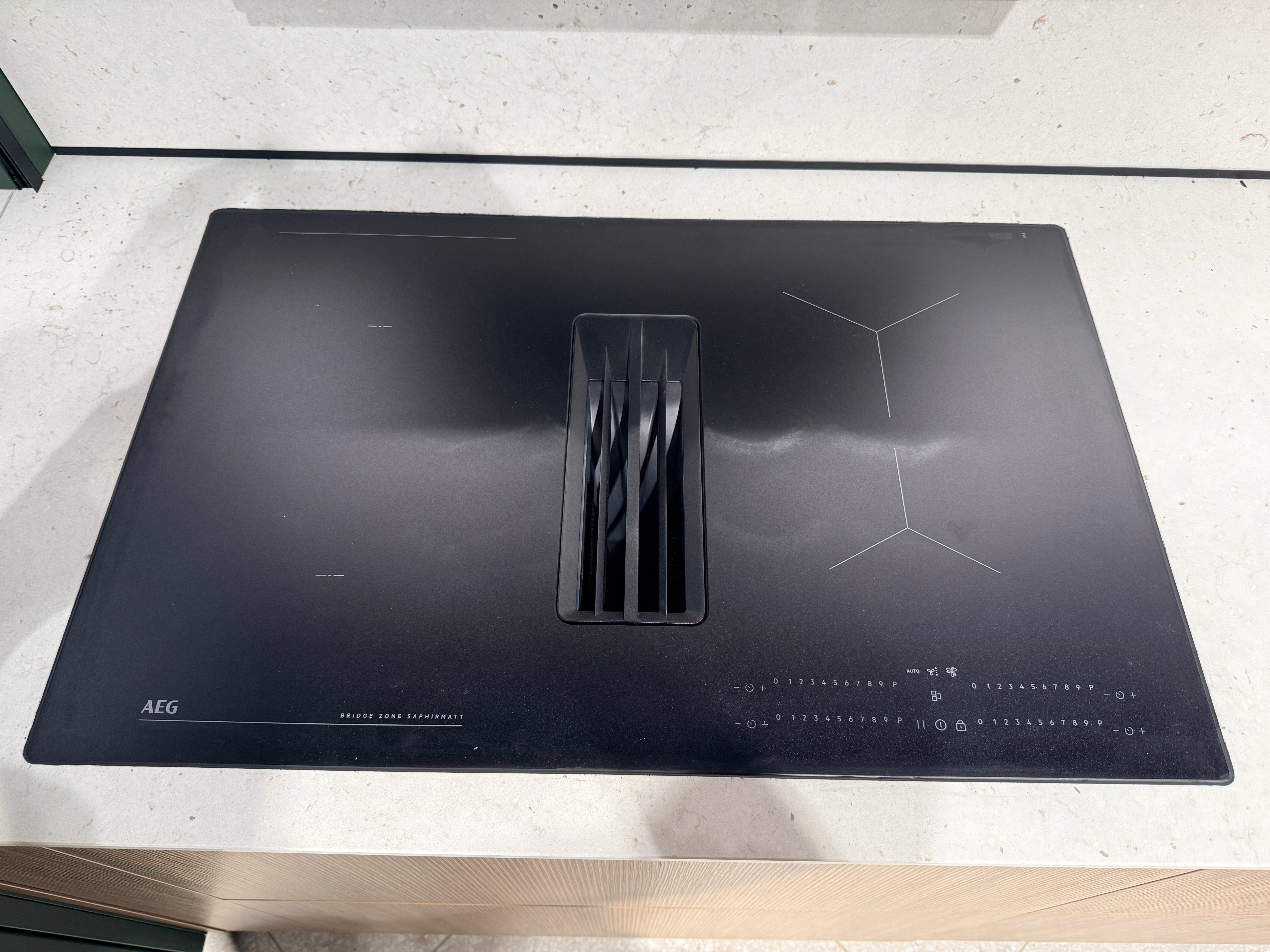 05109 - Schüller keuken met organische kastenwand