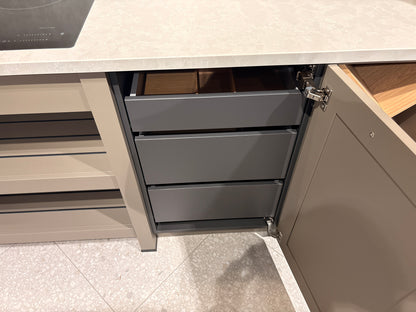 05091 - Schüller landelijke eilandkeuken met kastenwand