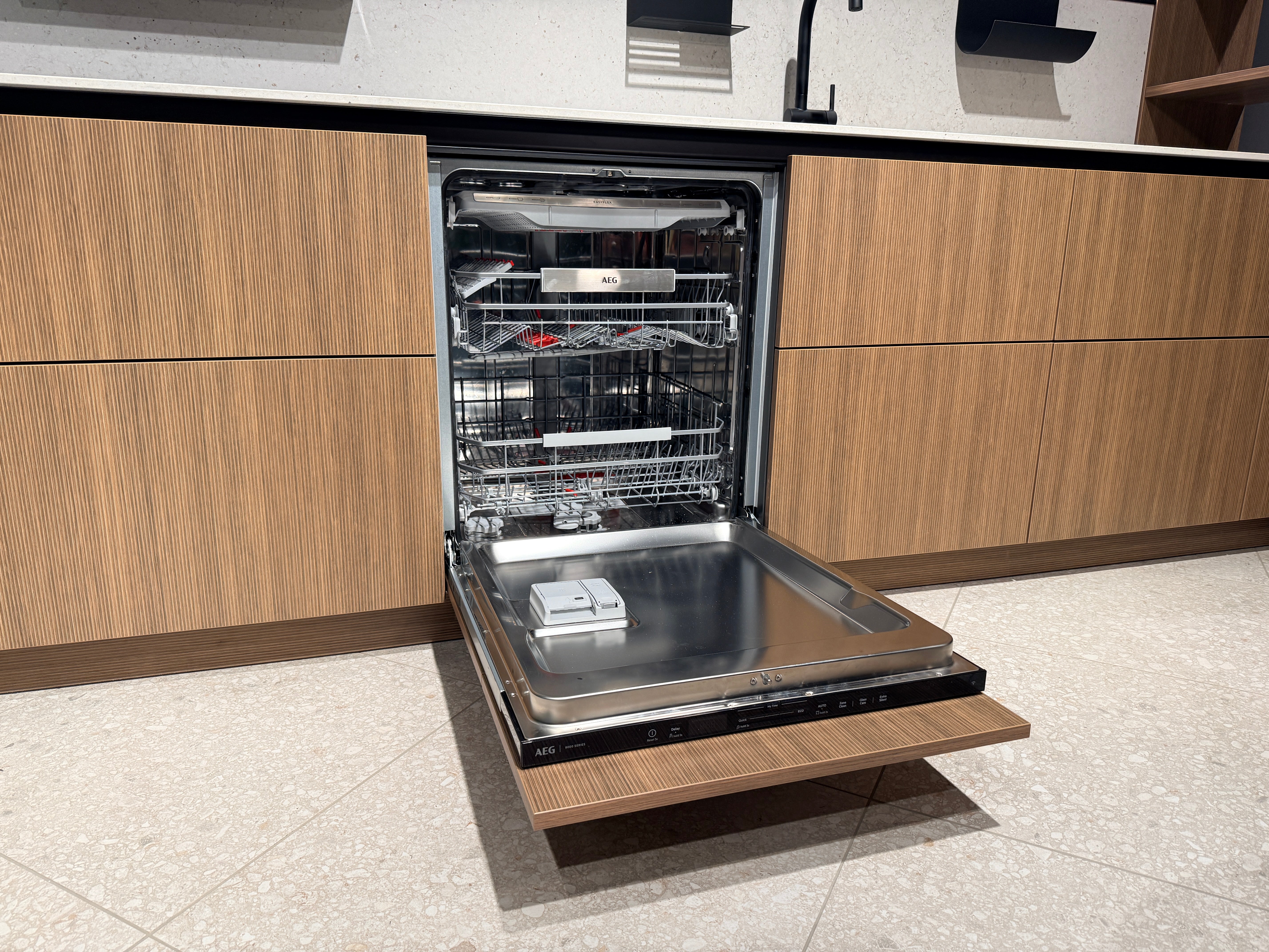 05109 - Schüller keuken met organische kastenwand