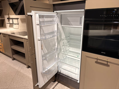 05091 - Schüller landelijke eilandkeuken met kastenwand