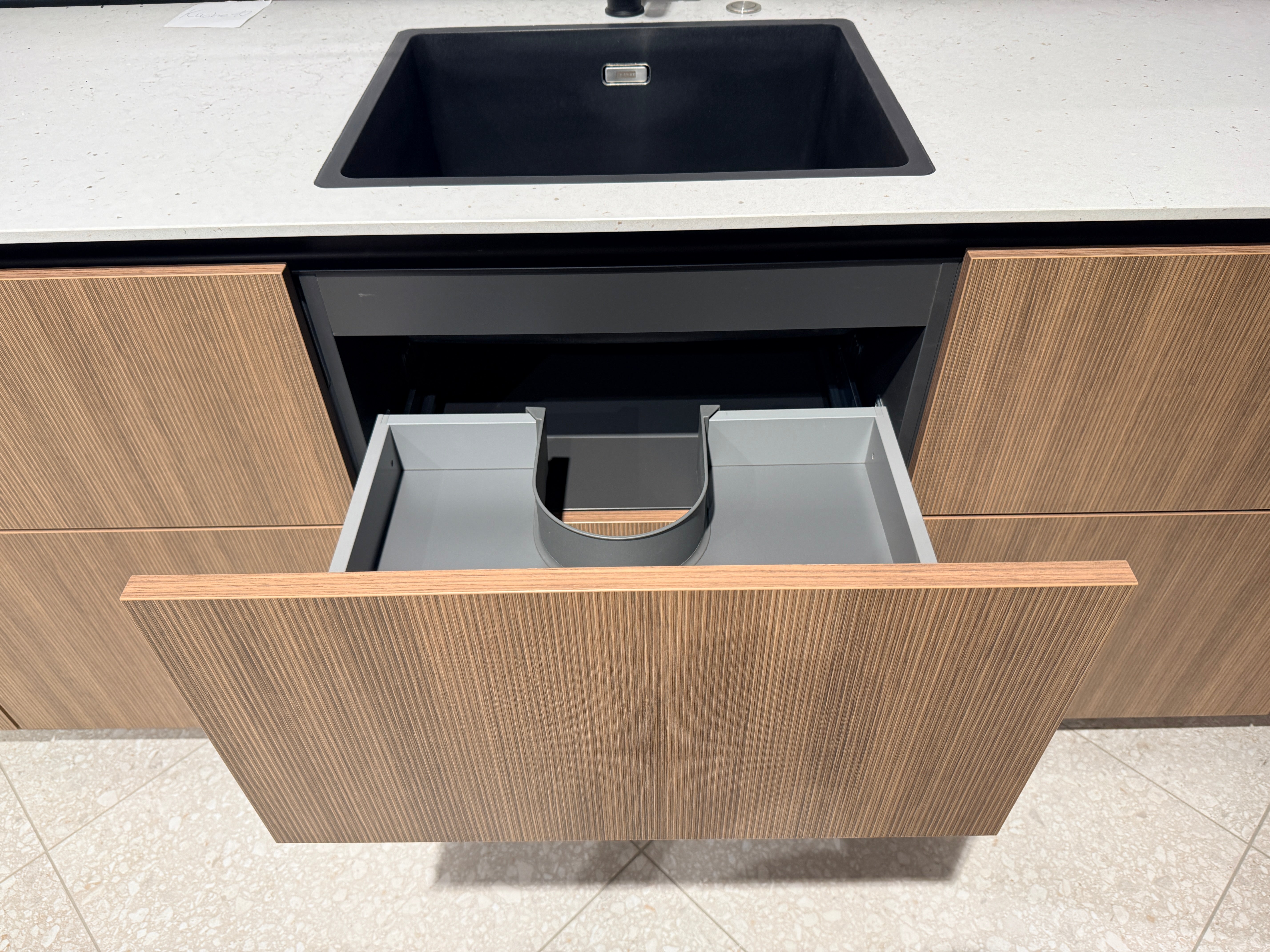 05109 - Schüller keuken met organische kastenwand