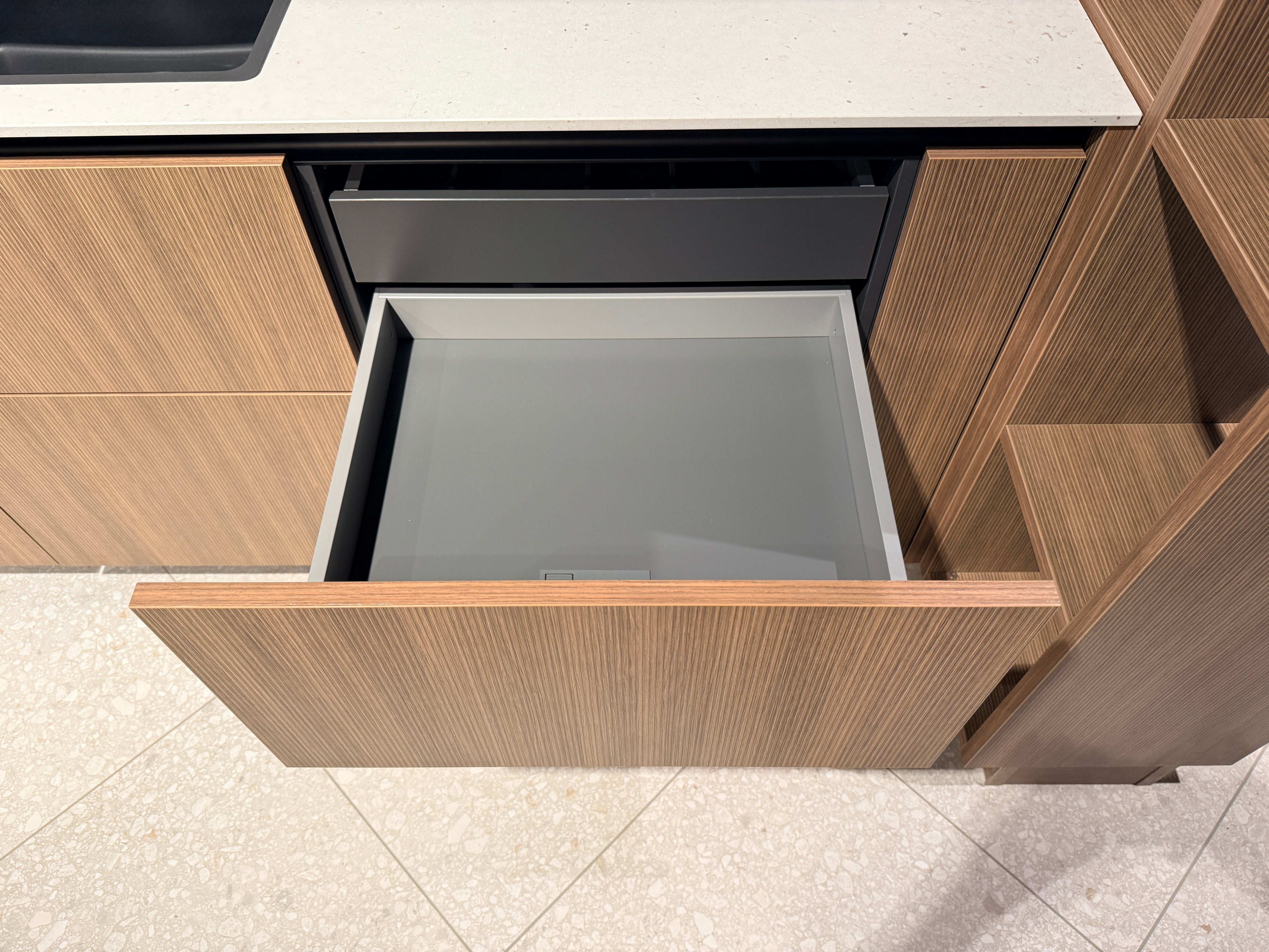 05109 - Schüller keuken met organische kastenwand