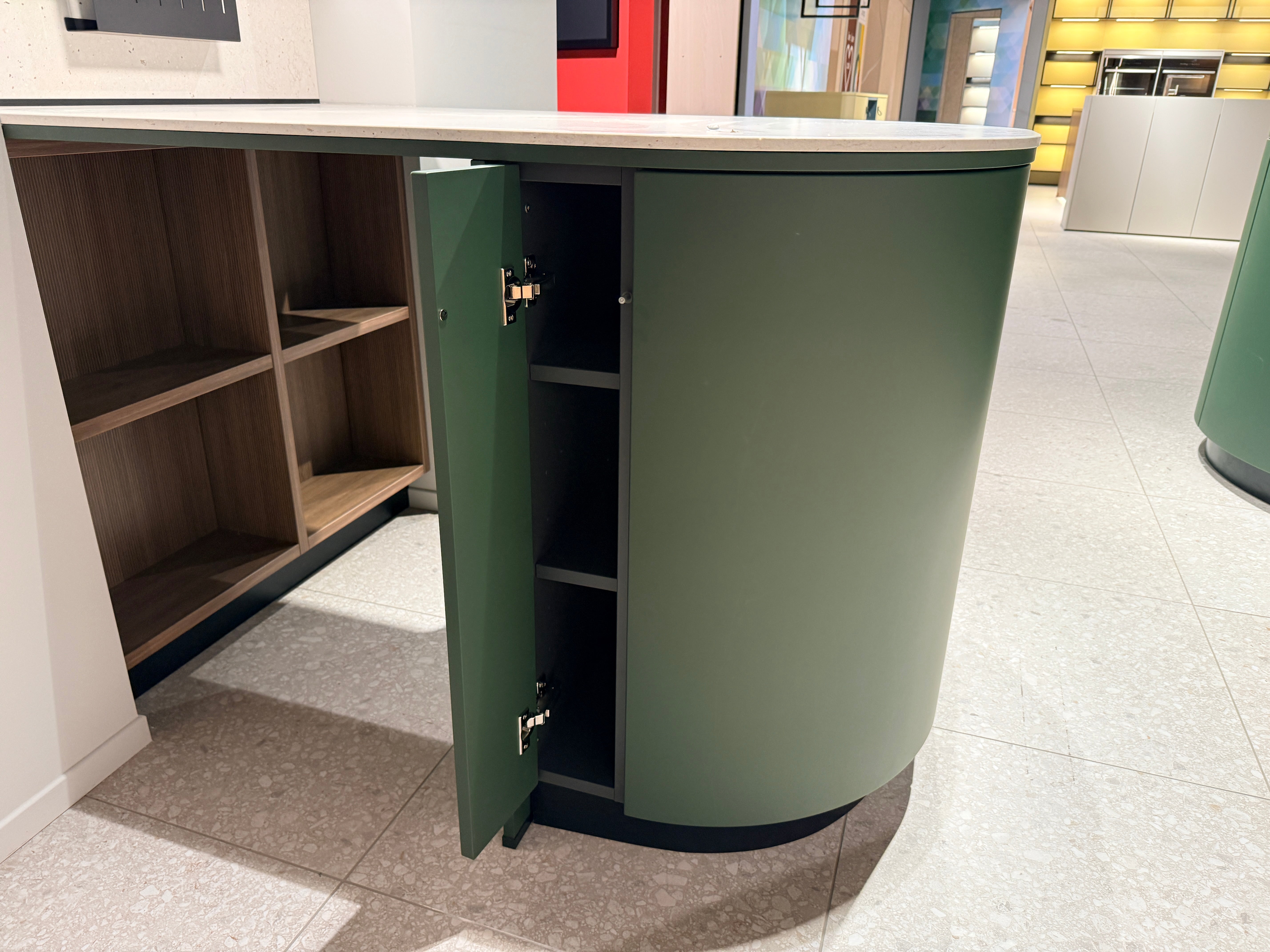 05109 - Schüller keuken met organische kastenwand