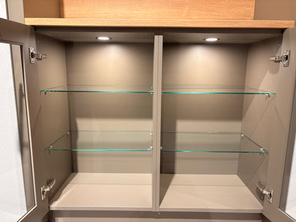 05091 - Schüller landelijke eilandkeuken met kastenwand