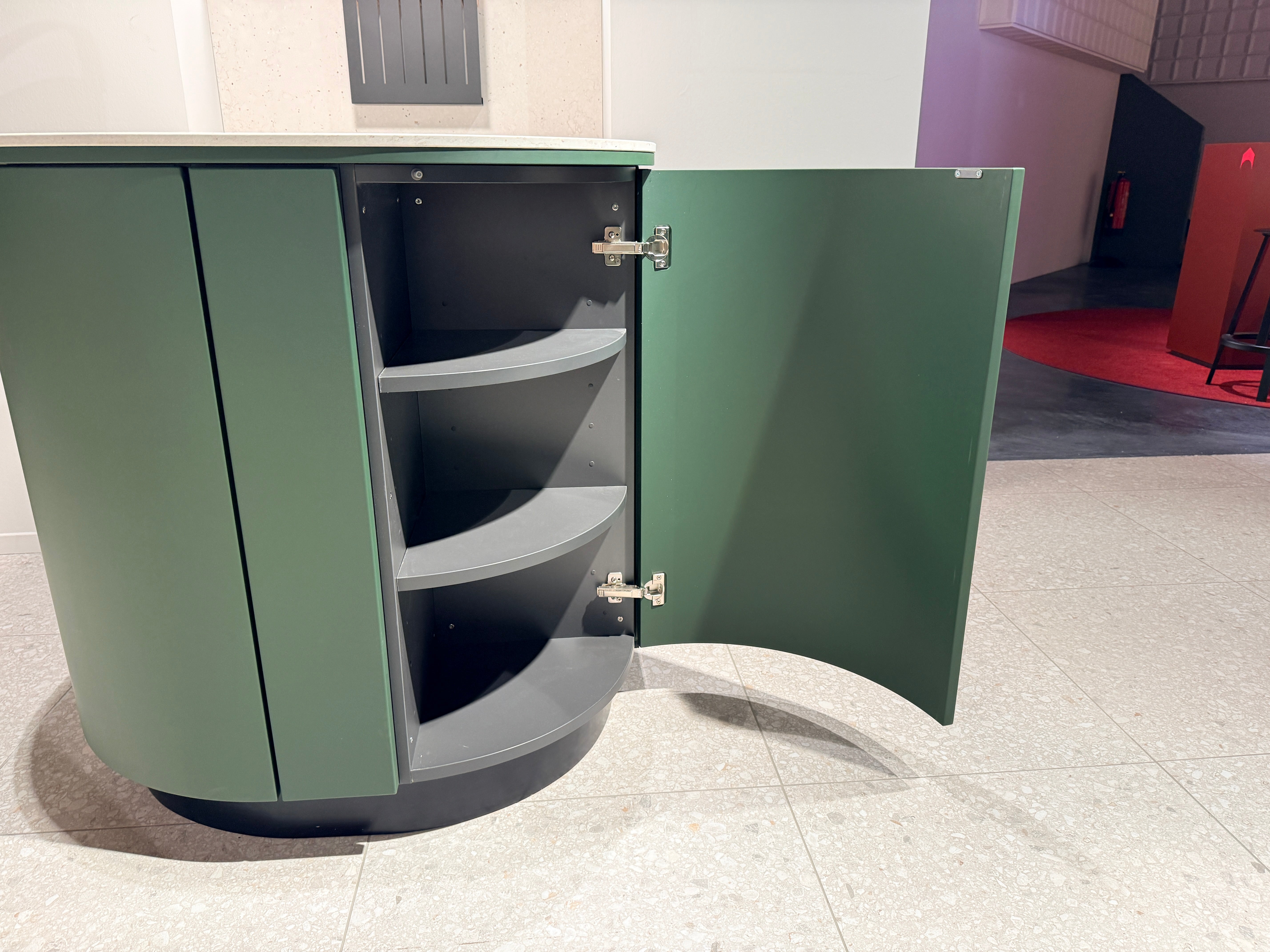 05109 - Schüller keuken met organische kastenwand