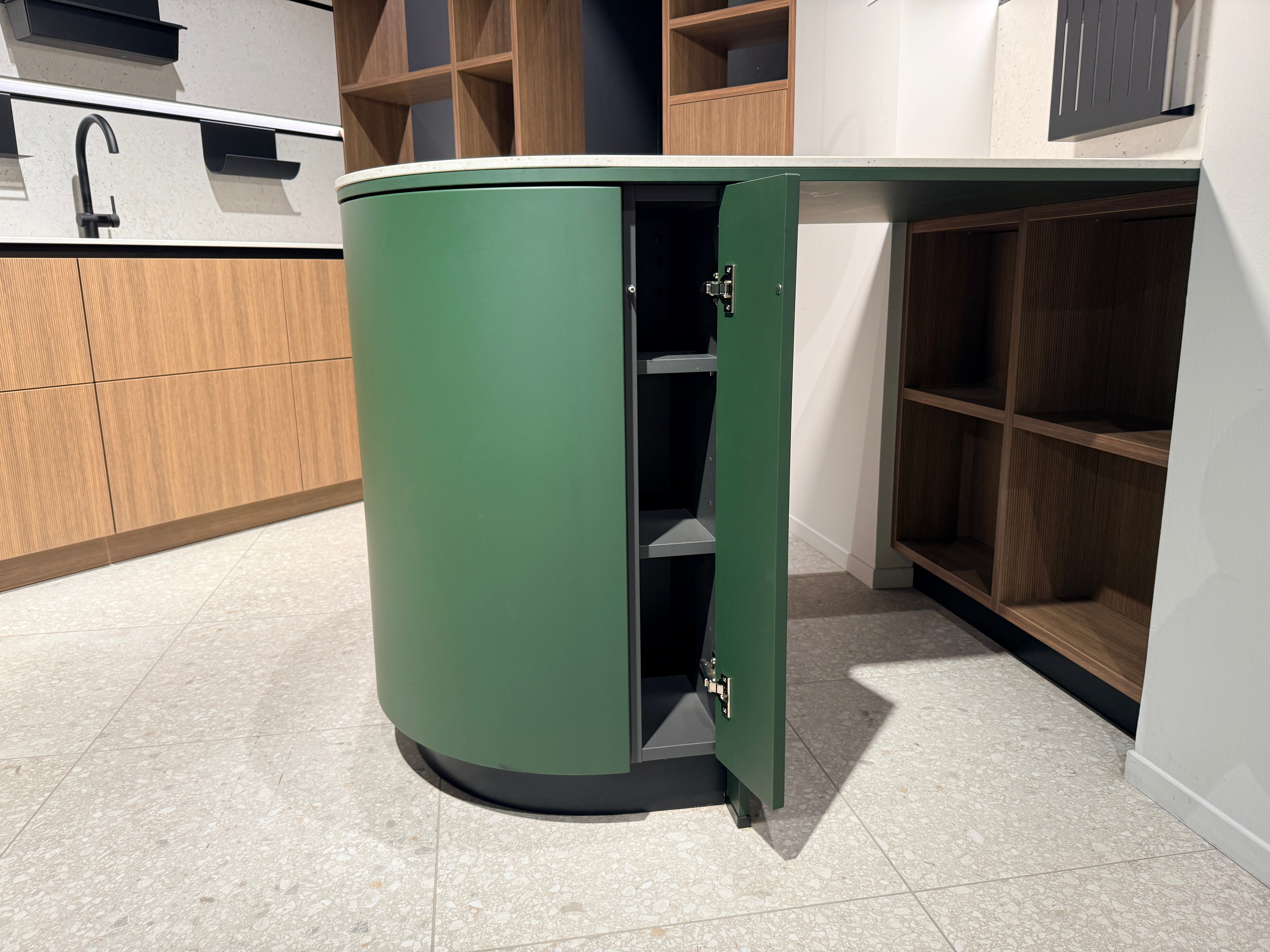 05109 - Schüller keuken met organische kastenwand