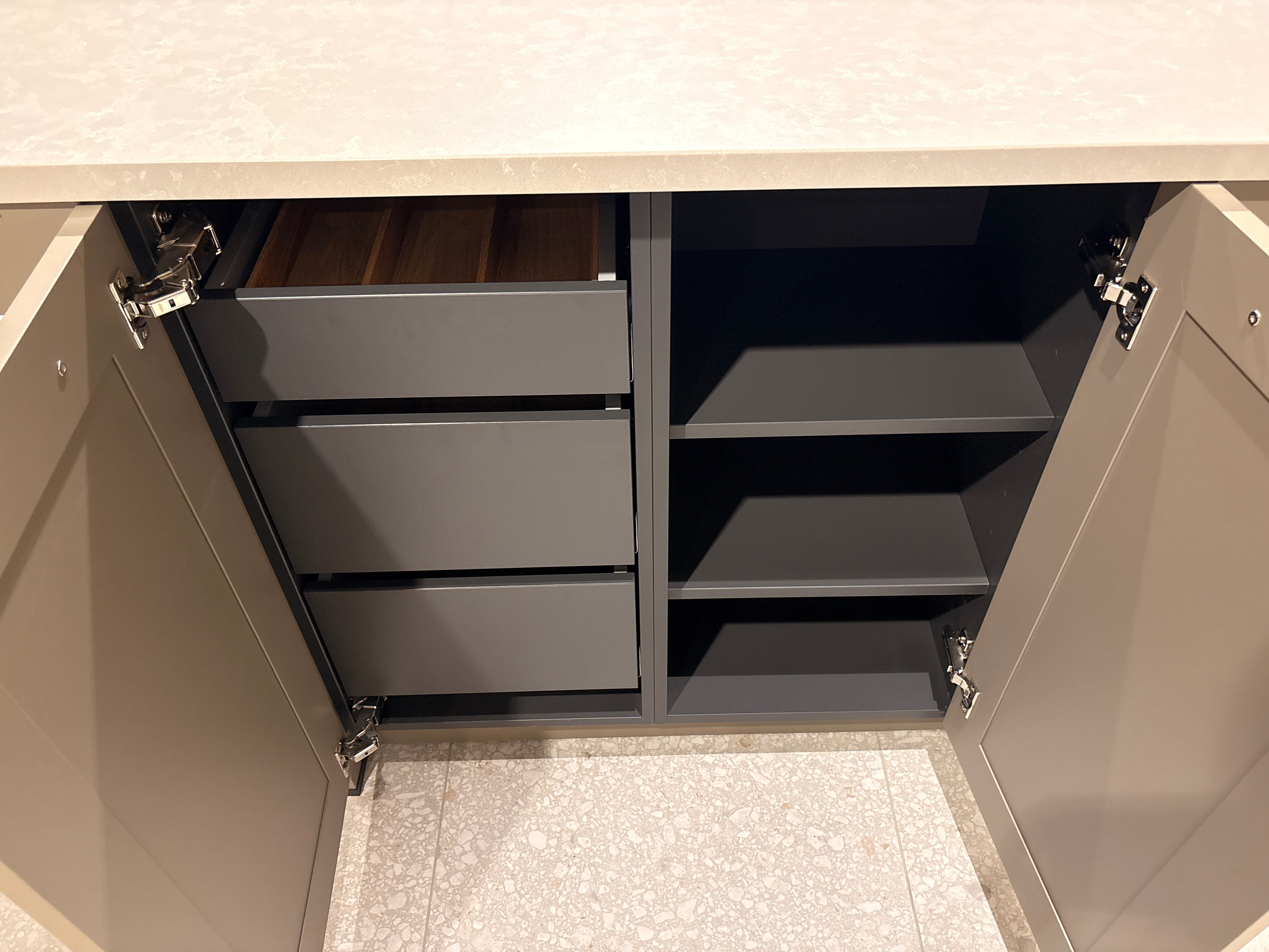05091 - Schüller landelijke eilandkeuken met kastenwand