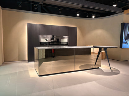 05073 - Next125 Designkeuken met Spiegelend Eiland en Geïntegreerde Bartafel