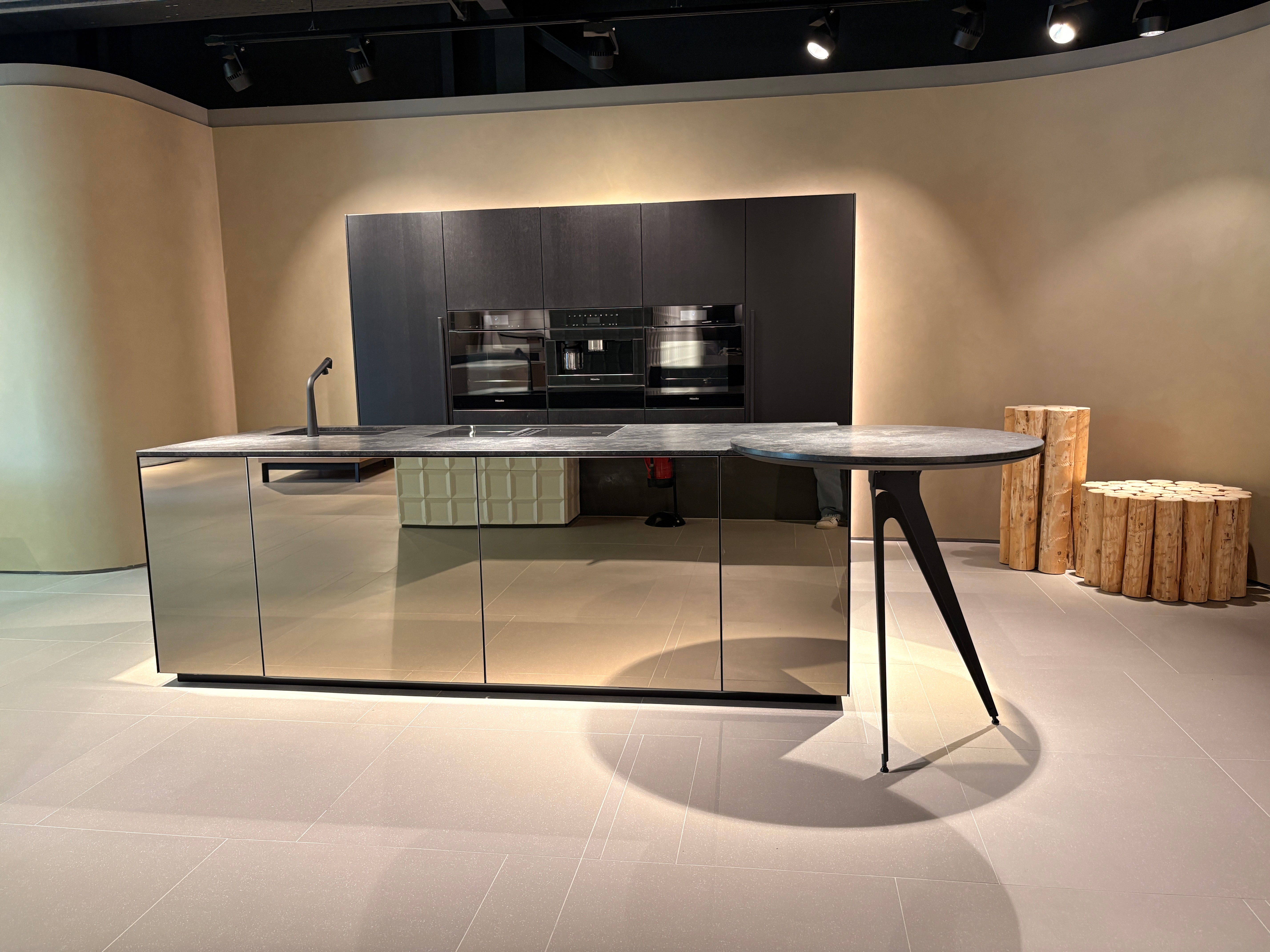 05073 - Next125 Designkeuken met Spiegelend Eiland en Geïntegreerde Bartafel