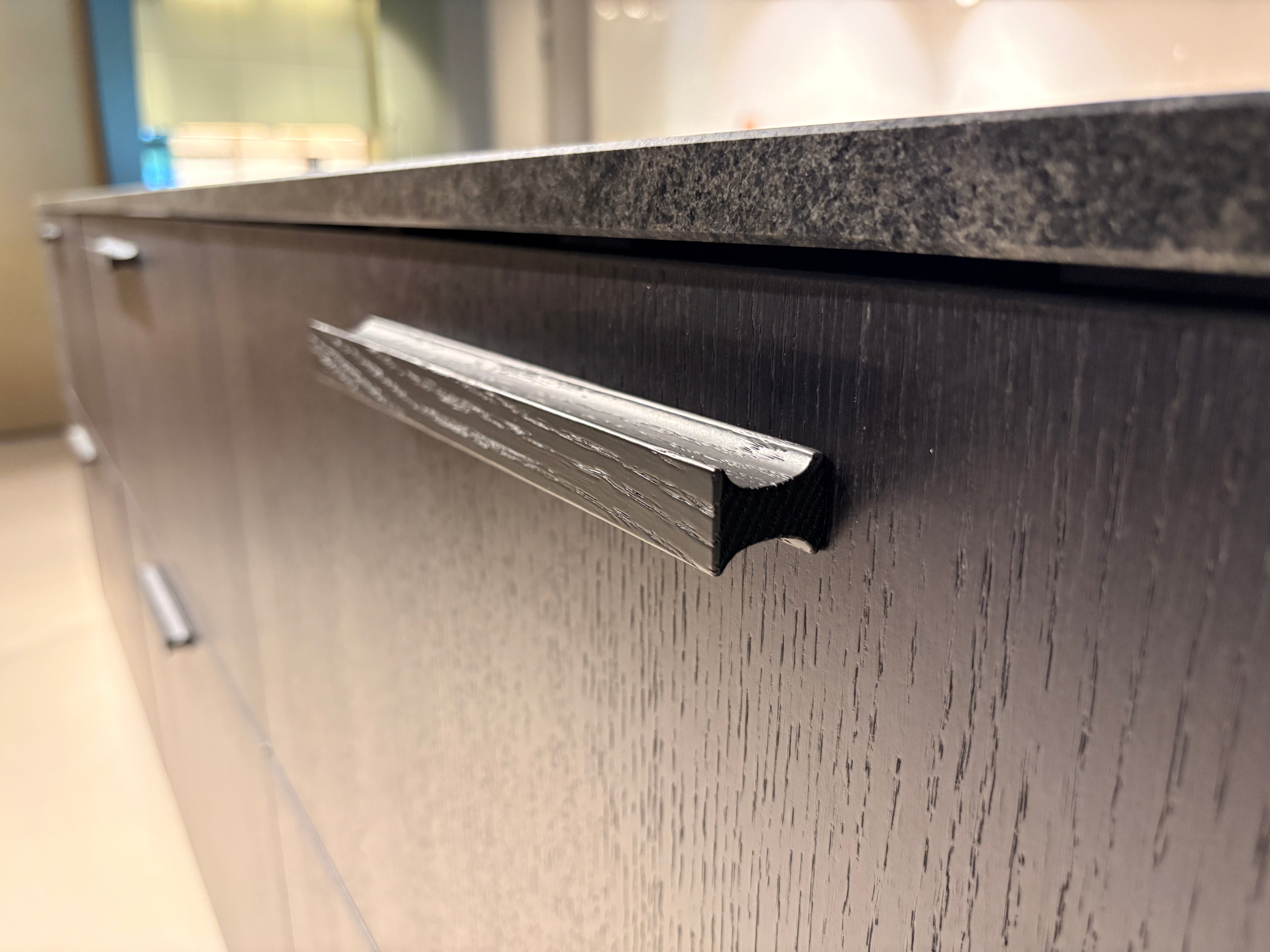 05073 - Next125 Designkeuken met Spiegelend Eiland en Geïntegreerde Bartafel