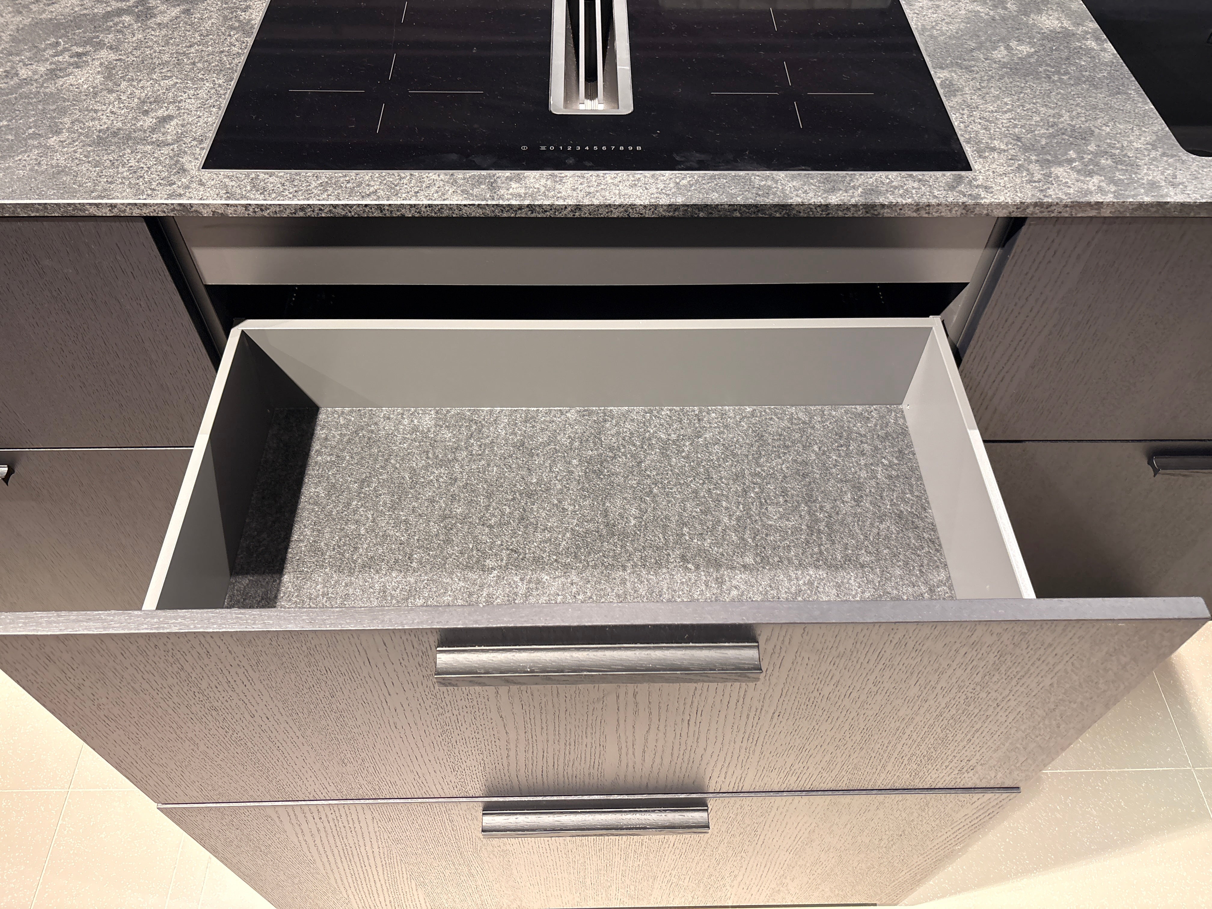 05073 - Next125 Designkeuken met Spiegelend Eiland en Geïntegreerde Bartafel
