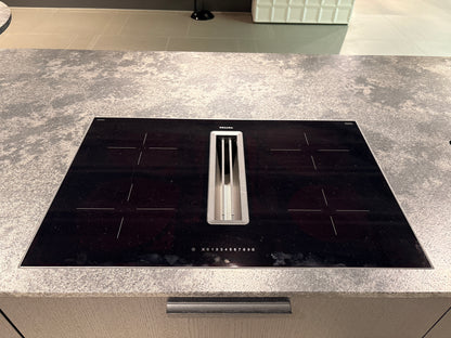 05073 - Next125 Designkeuken met Spiegelend Eiland en Geïntegreerde Bartafel