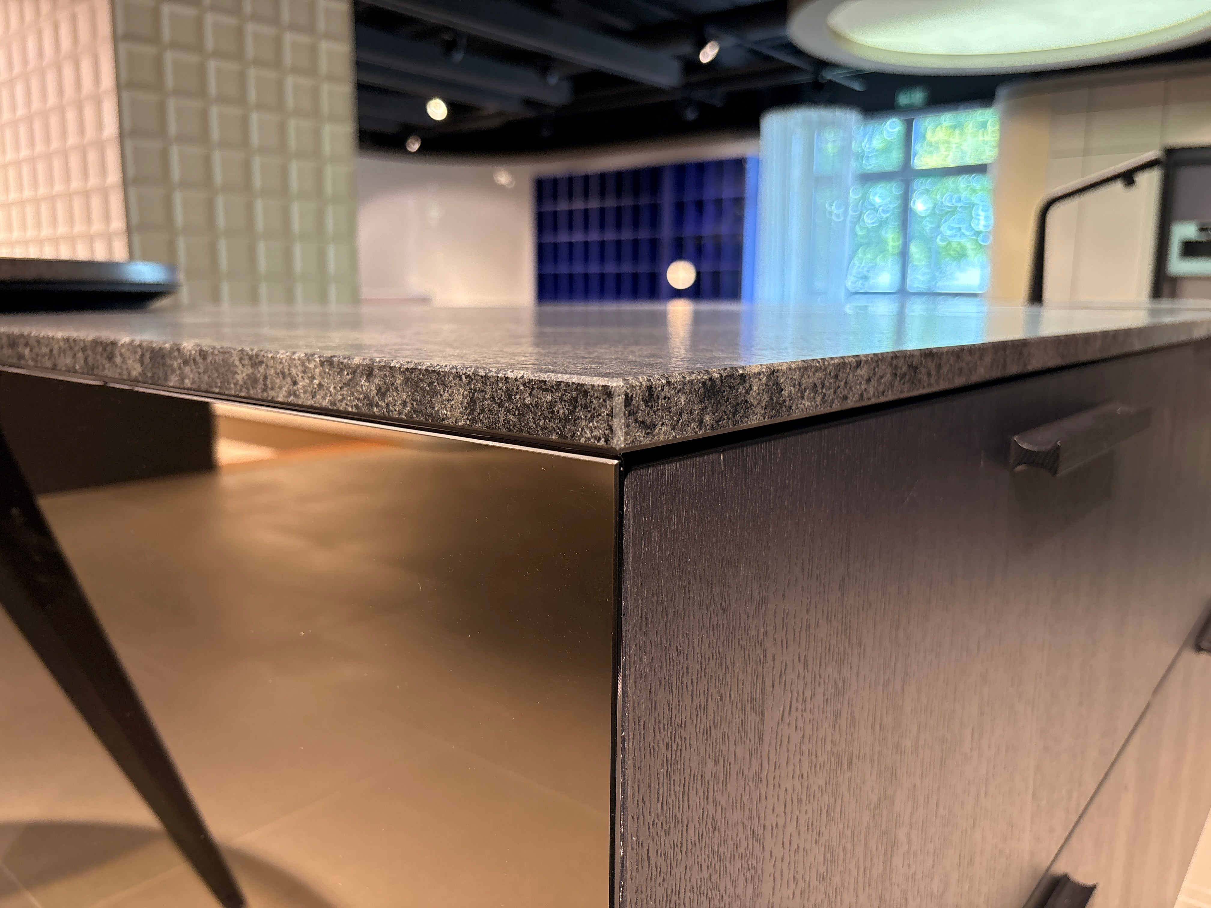 05073 - Next125 Designkeuken met Spiegelend Eiland en Geïntegreerde Bartafel