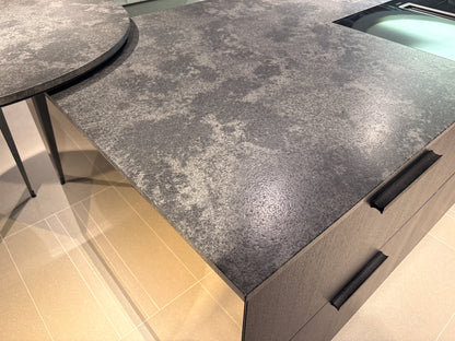 05073 - Next125 Designkeuken met Spiegelend Eiland en Geïntegreerde Bartafel
