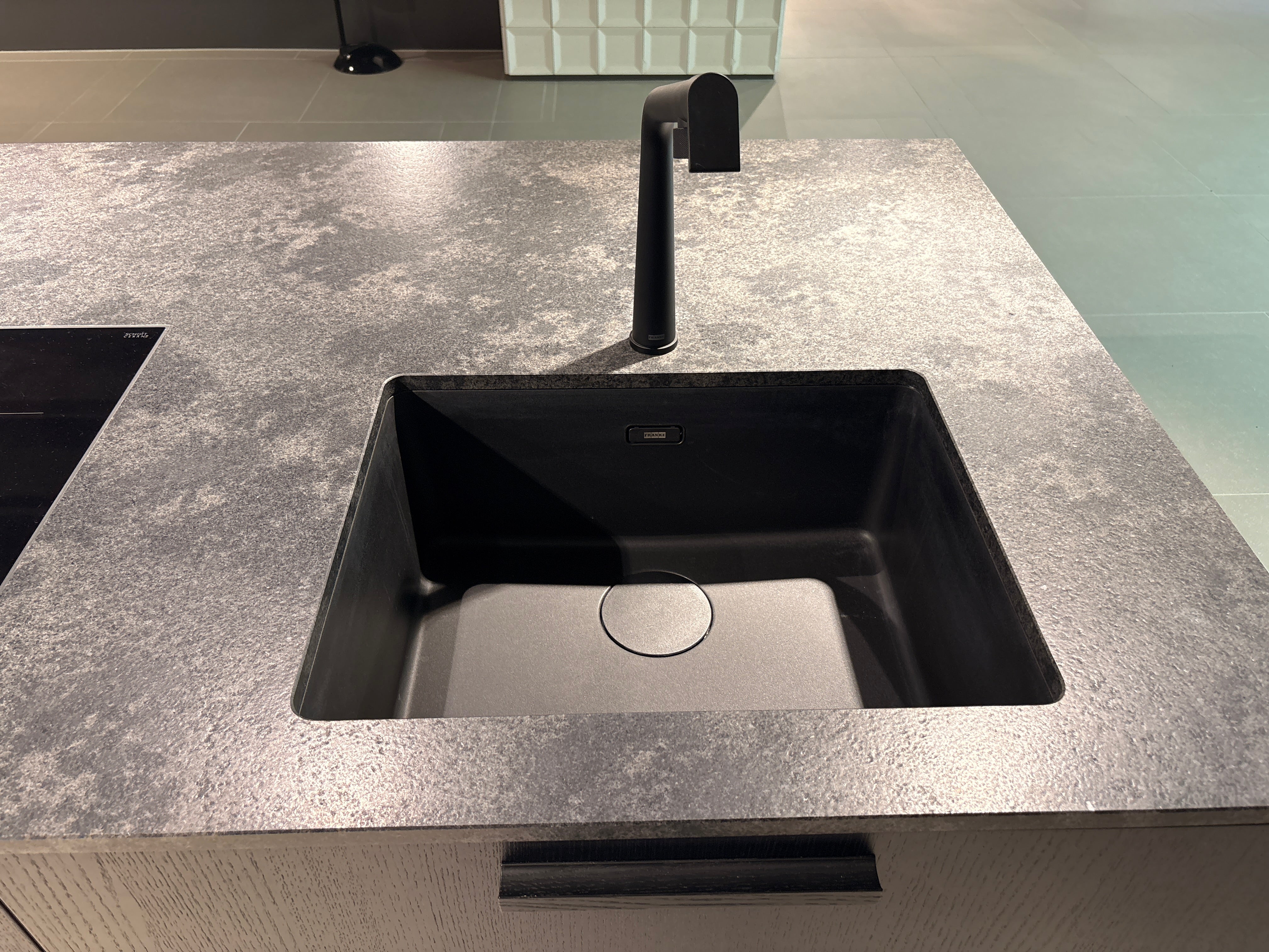 05073 - Next125 Designkeuken met Spiegelend Eiland en Geïntegreerde Bartafel