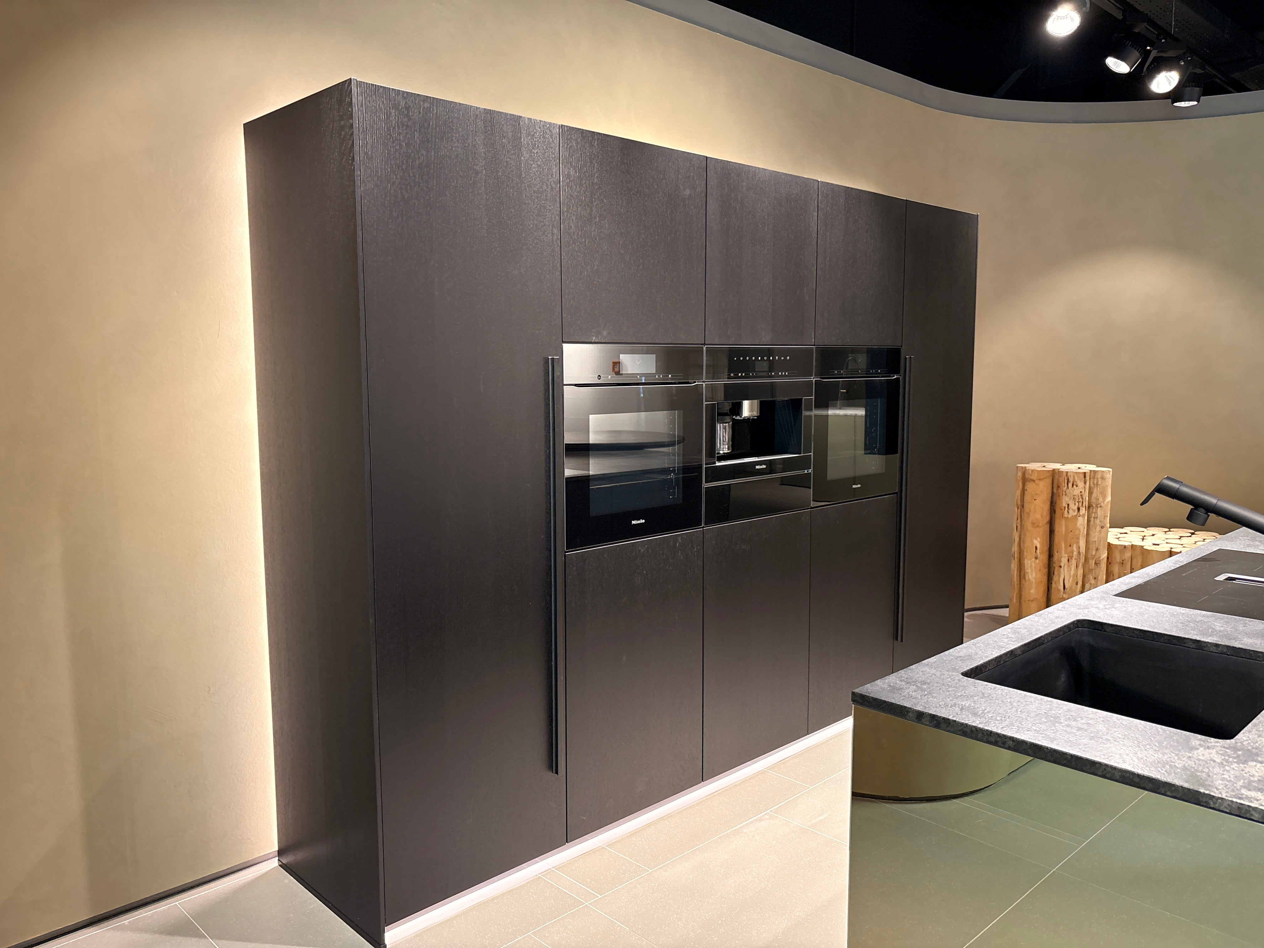 05073 - Next125 Designkeuken met Spiegelend Eiland en Geïntegreerde Bartafel