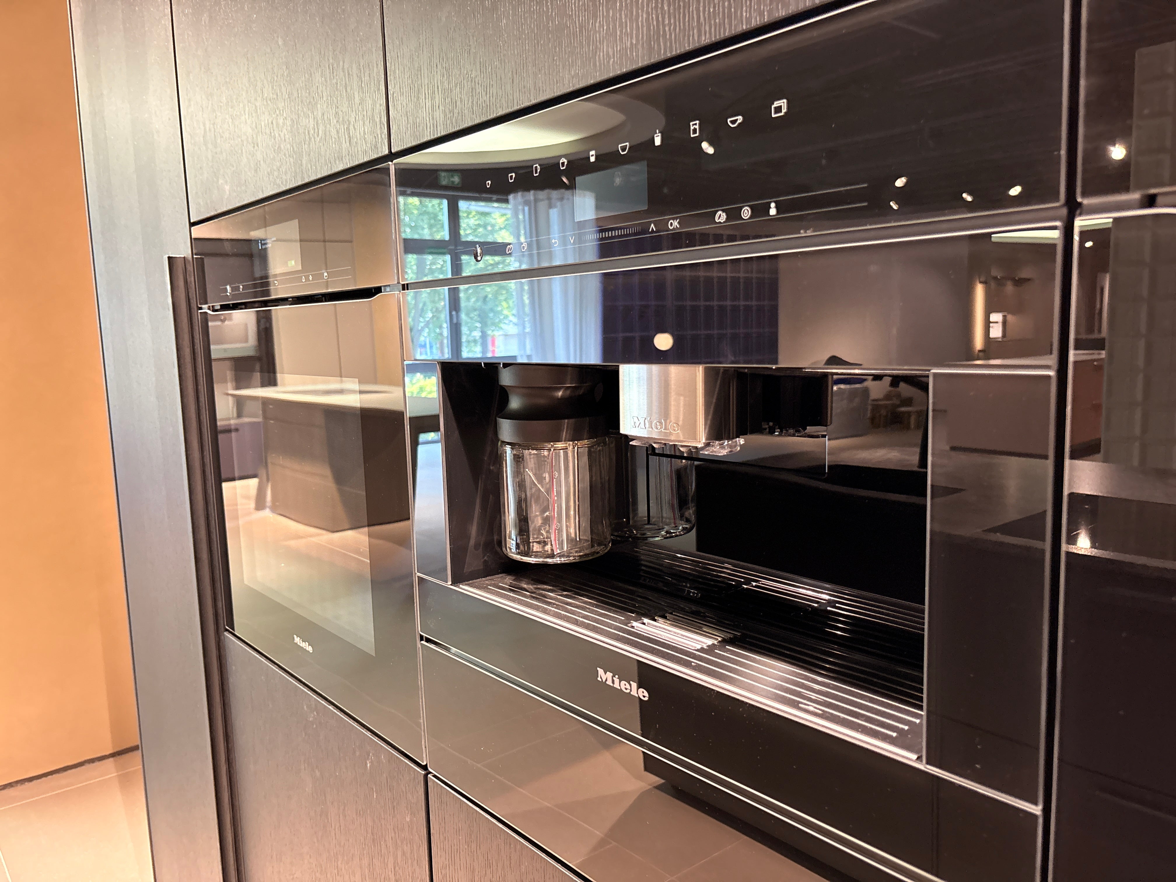 05073 - Next125 Designkeuken met Spiegelend Eiland en Geïntegreerde Bartafel