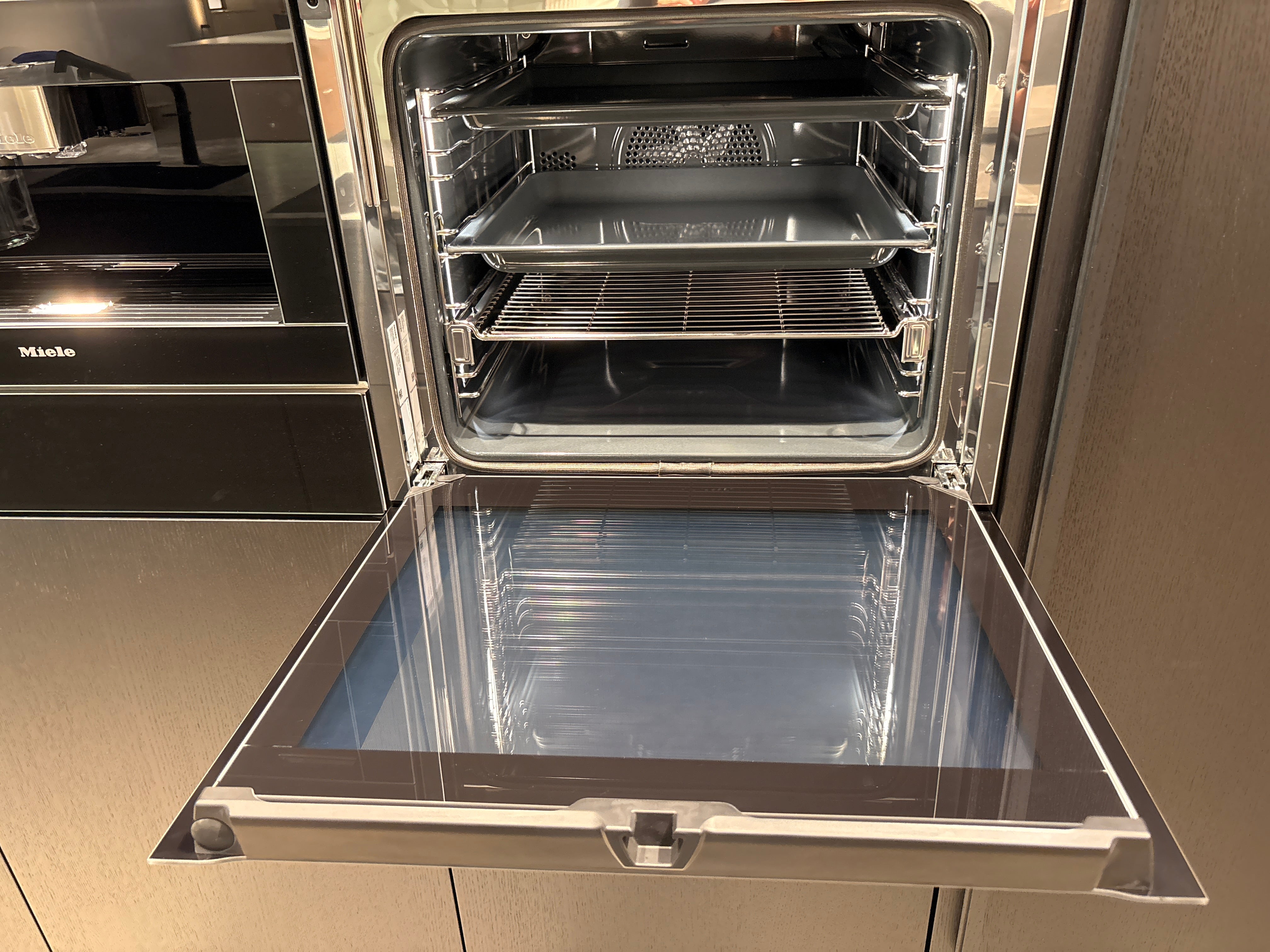 05073 - Next125 Designkeuken met Spiegelend Eiland en Geïntegreerde Bartafel