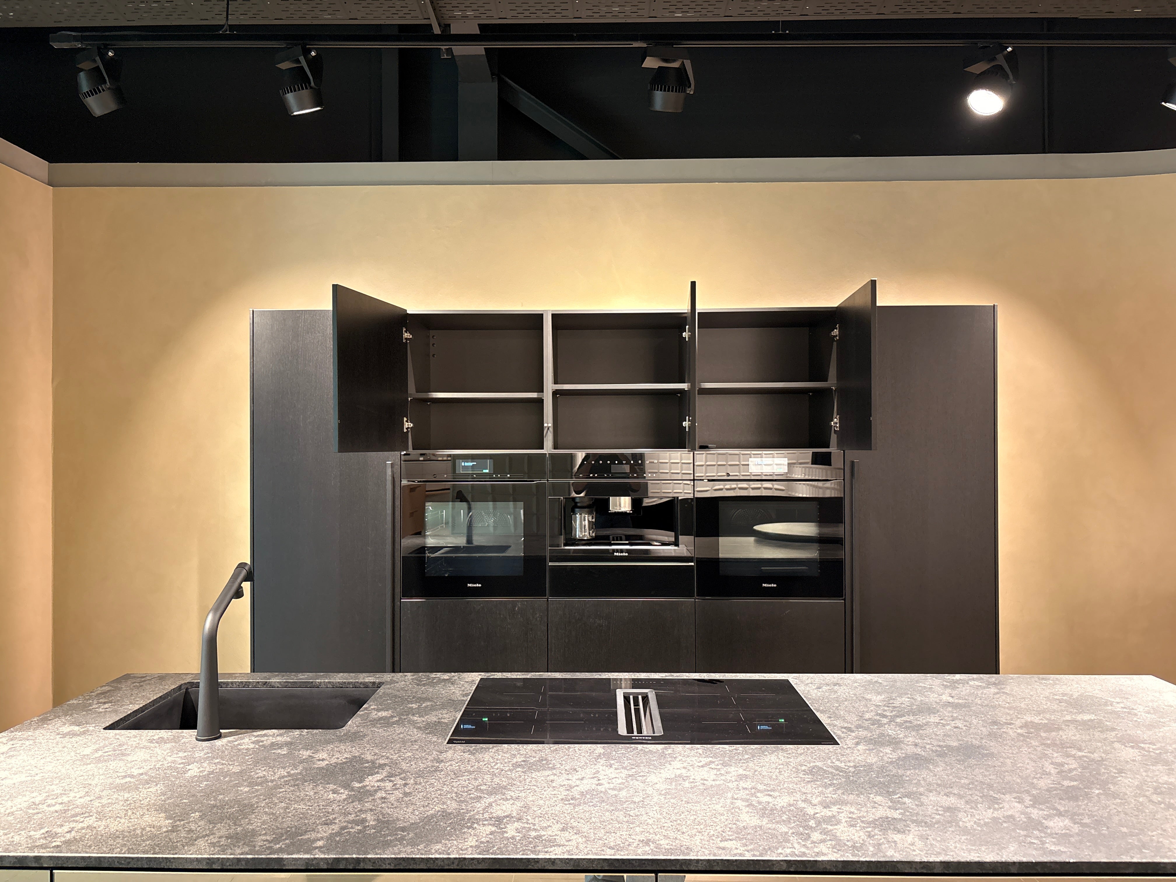 05073 - Next125 Designkeuken met Spiegelend Eiland en Geïntegreerde Bartafel