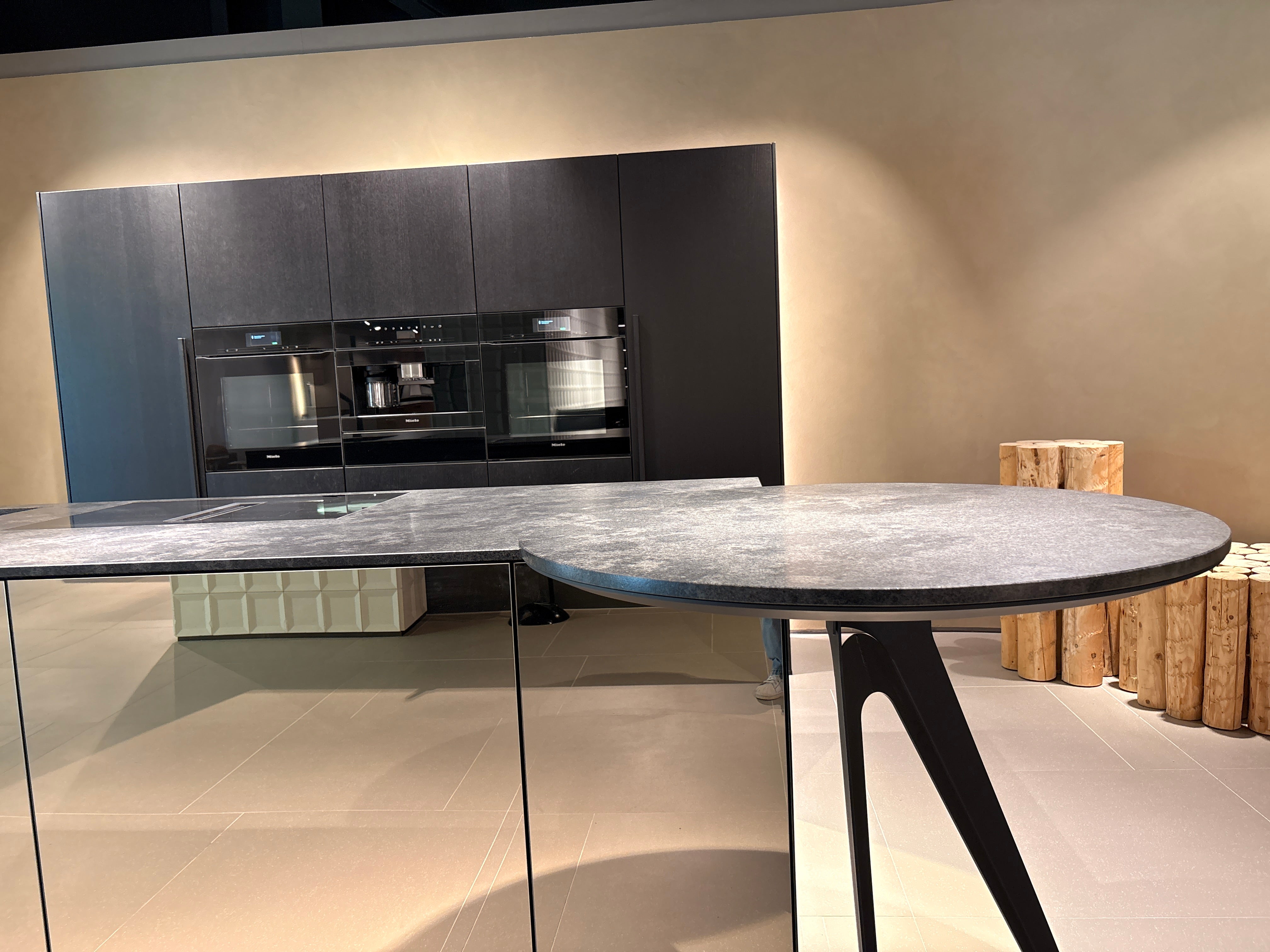 05073 - Next125 Designkeuken met Spiegelend Eiland en Geïntegreerde Bartafel