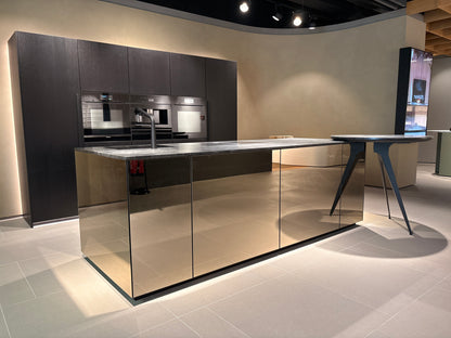 05073 - Next125 Designkeuken met Spiegelend Eiland en Geïntegreerde Bartafel