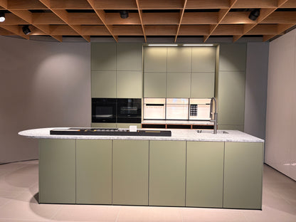 05075 - Next 125 eilandkeuken in saliegroen met luxe kastenwand