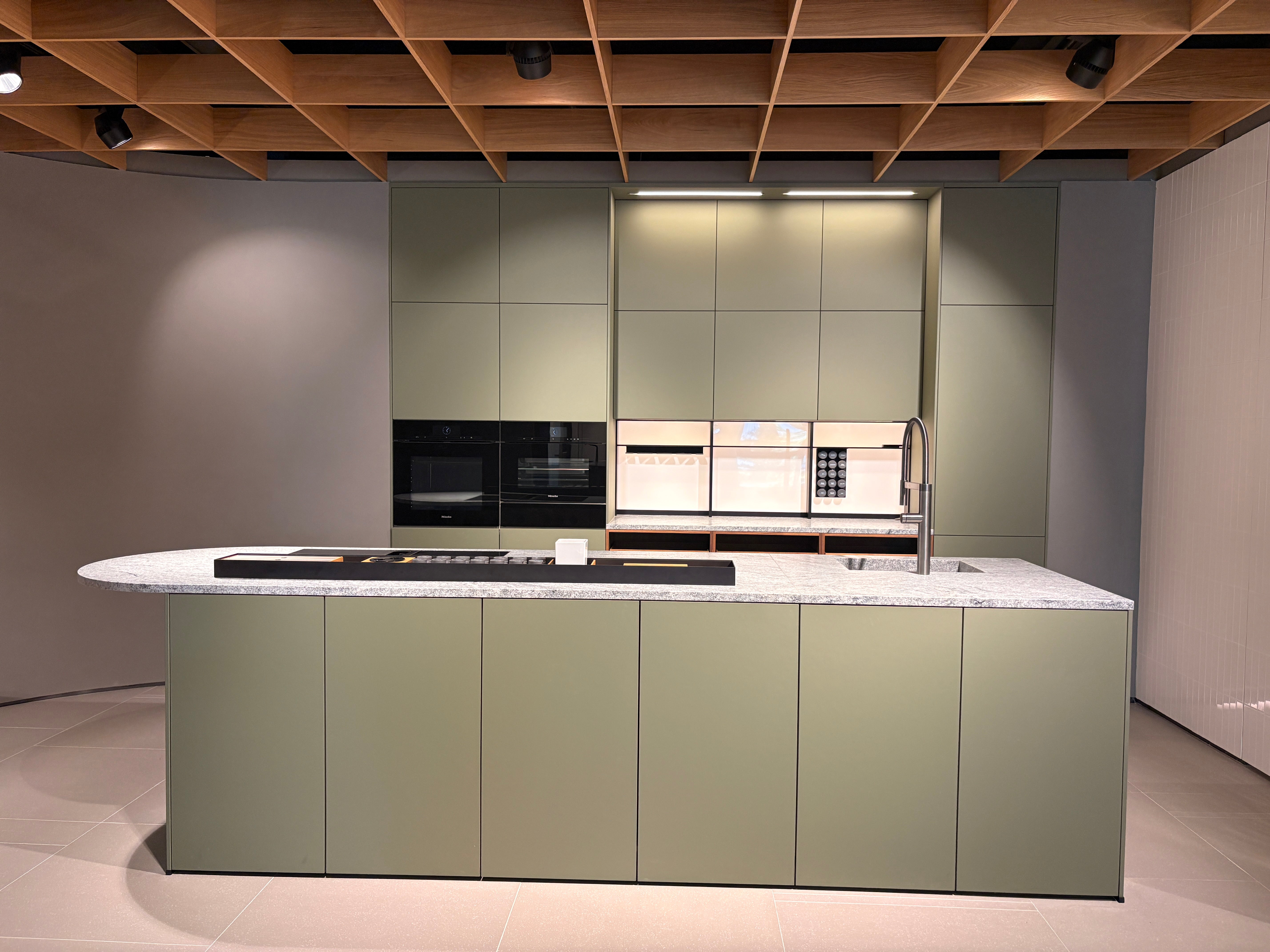 05075 - Next 125 eilandkeuken in saliegroen met luxe kastenwand