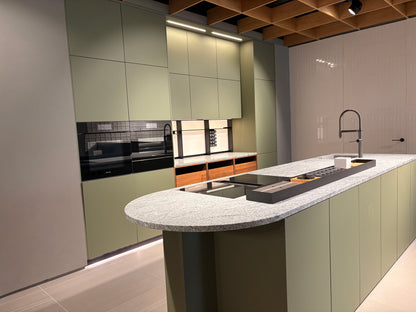 05075 - Next 125 eilandkeuken in saliegroen met luxe kastenwand