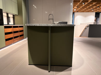 05075 - Next 125 eilandkeuken in saliegroen met luxe kastenwand