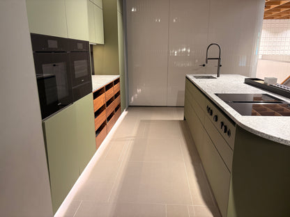 05075 - Next 125 eilandkeuken in saliegroen met luxe kastenwand