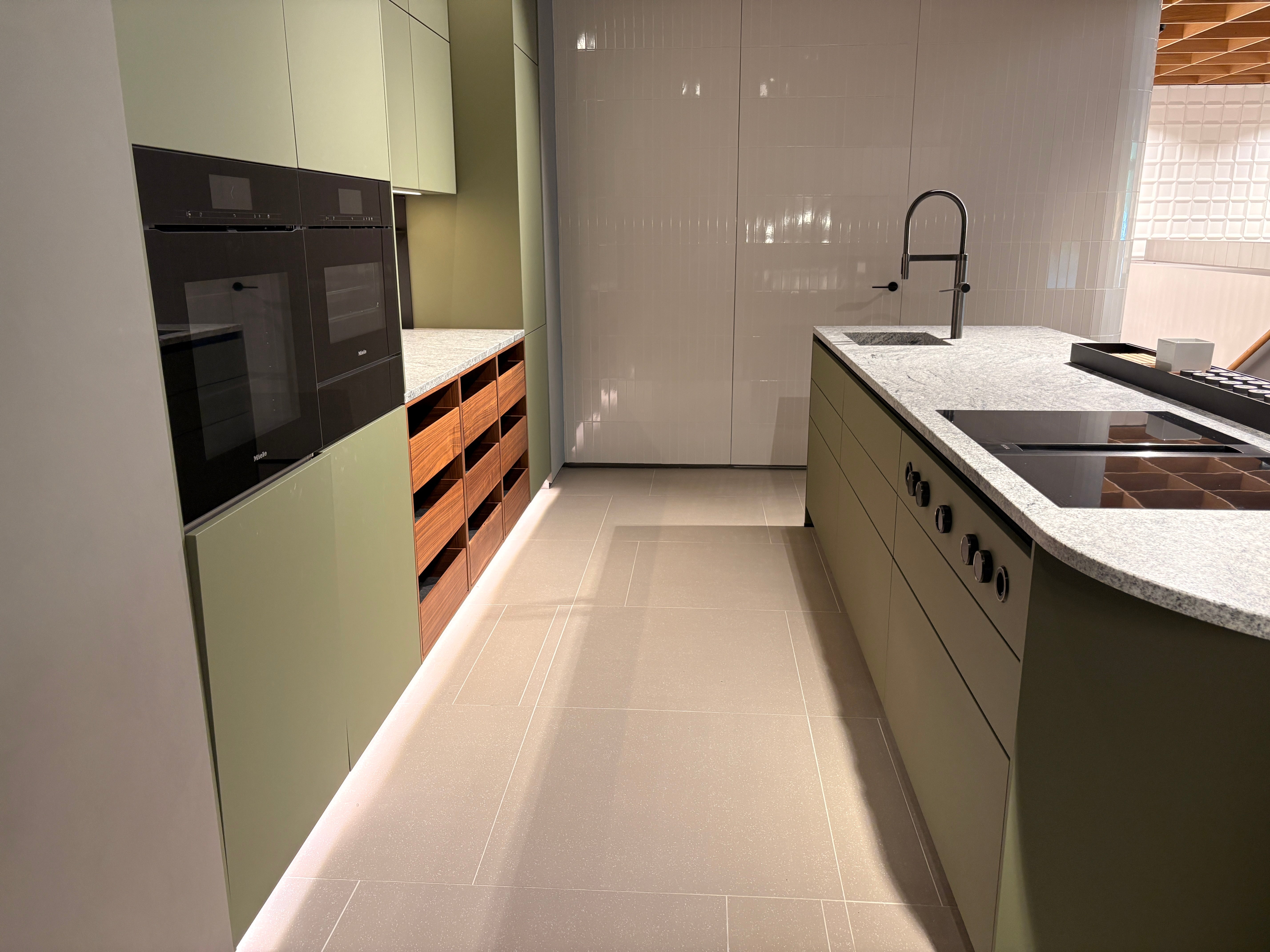 05075 - Next 125 eilandkeuken in saliegroen met luxe kastenwand