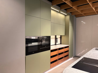05075 - Next 125 eilandkeuken in saliegroen met luxe kastenwand