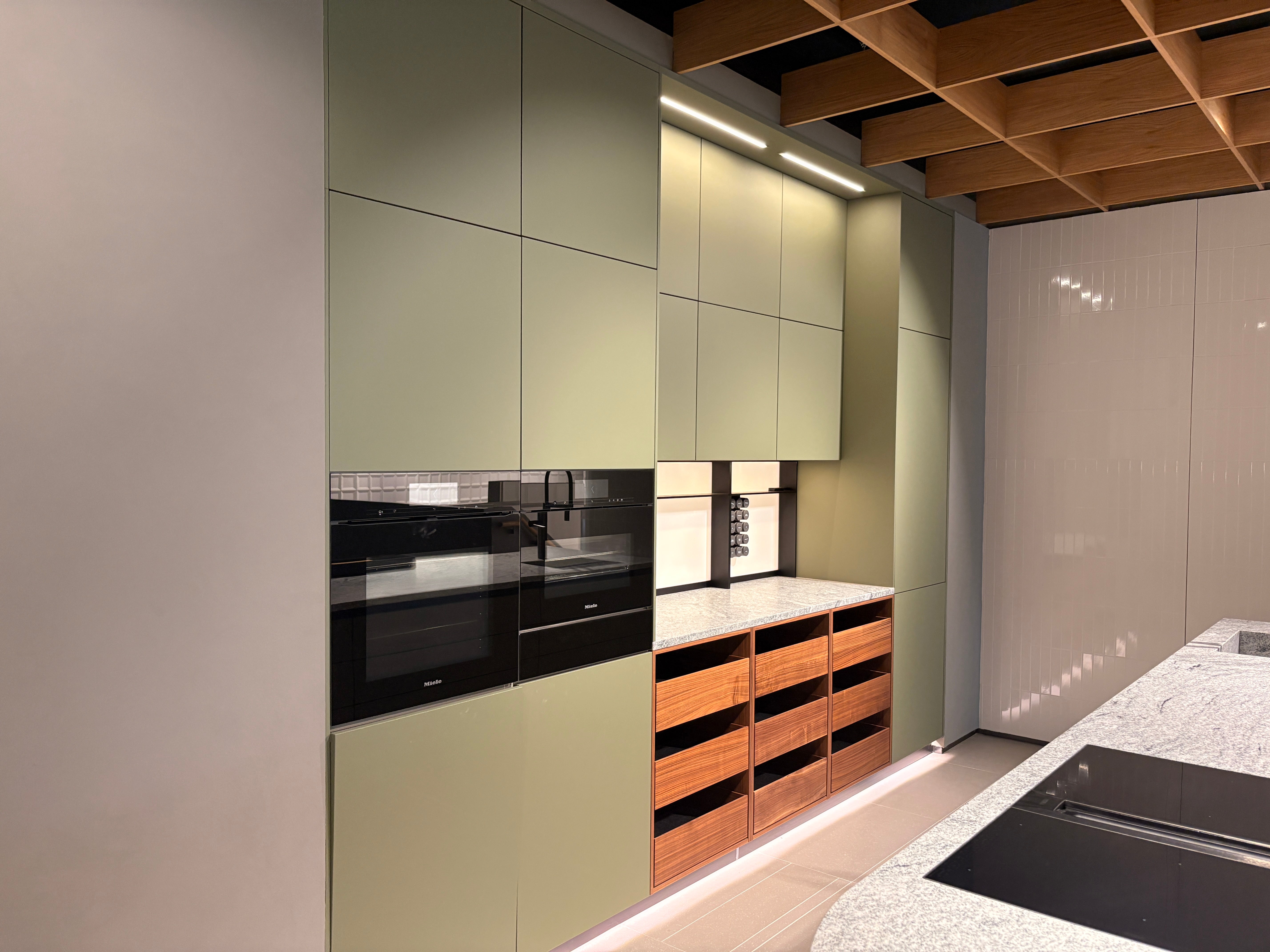 05075 - Next 125 eilandkeuken in saliegroen met luxe kastenwand