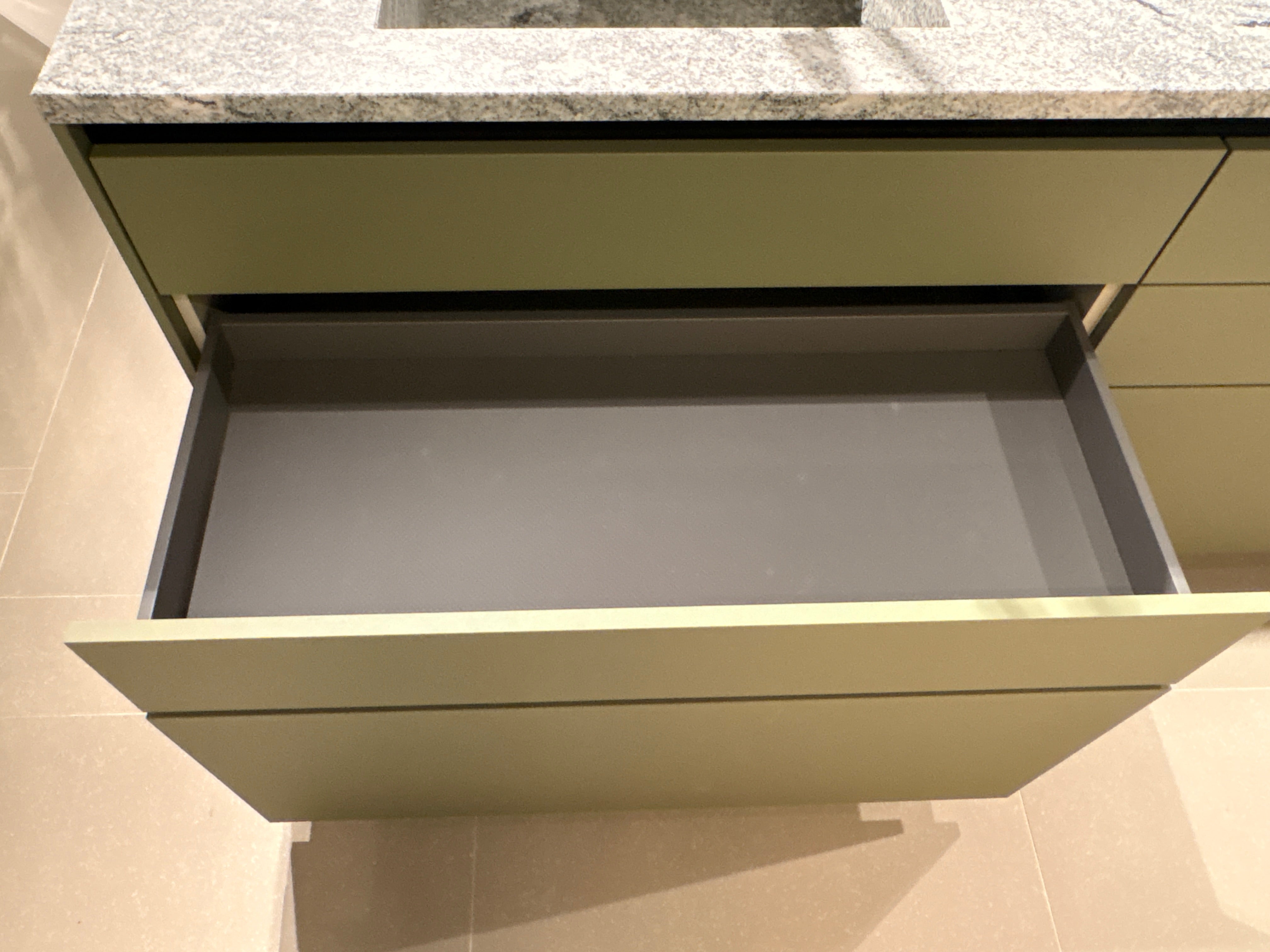 05075 - Next 125 eilandkeuken in saliegroen met luxe kastenwand