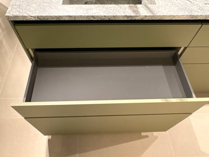 05075 - Next 125 eilandkeuken in saliegroen met luxe kastenwand
