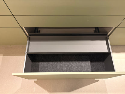 05075 - Next 125 eilandkeuken in saliegroen met luxe kastenwand