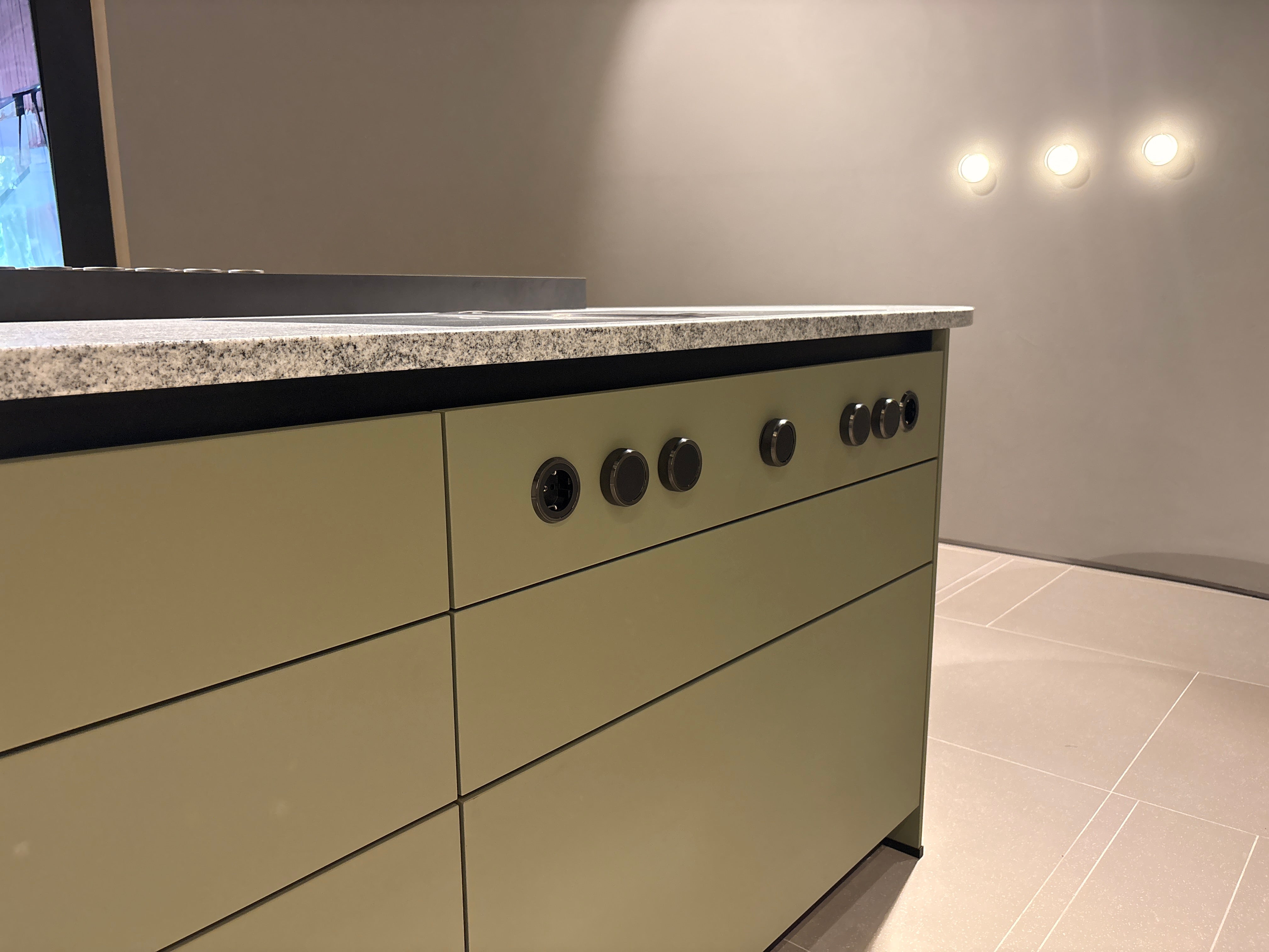 05075 - Next 125 eilandkeuken in saliegroen met luxe kastenwand