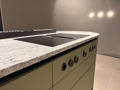 05075 - Next 125 eilandkeuken in saliegroen met luxe kastenwand