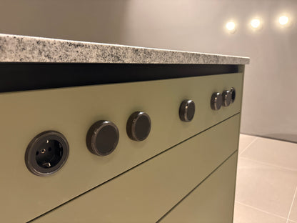 05075 - Next 125 eilandkeuken in saliegroen met luxe kastenwand